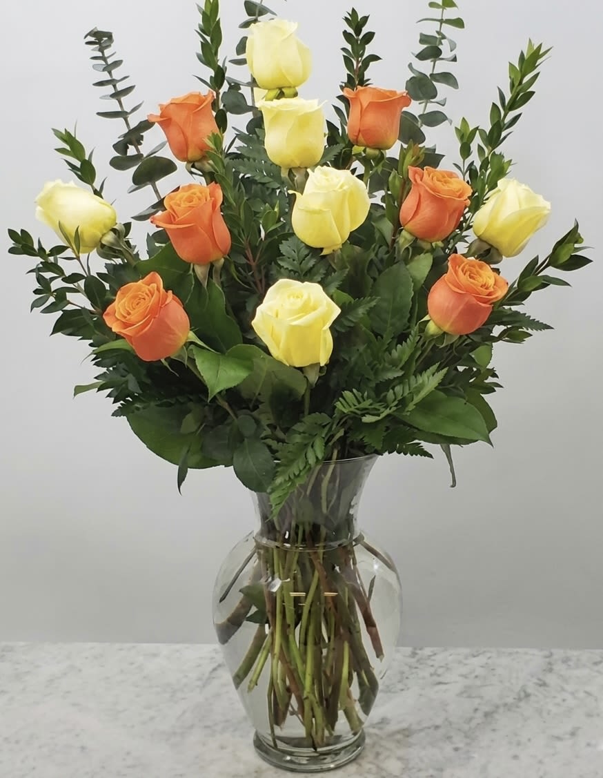 Luxury Wedding Table Arrangement - A timeless and elegant floral centerpiece created to elevate weddings and sophisticated celebrations.  This arrangement features premium roses paired with fresh greenery and arranged in a clear glass vase for a romantic and refined presentation perfect for wedding receptions, guest tables, sweetheart tables, and elegant event décor.  Each arrangement is handcrafted with attention to detail to maintain a cohesive and luxurious appearance throughout your event.  Rose colors can be customized based on your event palette and flower availability.  Flower varieties and greenery may vary slightly depending on seasonal availability while preserving the overall style and aesthetic of the arrangement.  Price is per arrangement.  More designs and exclusive arrangements available on our website: amoreflowers.shop