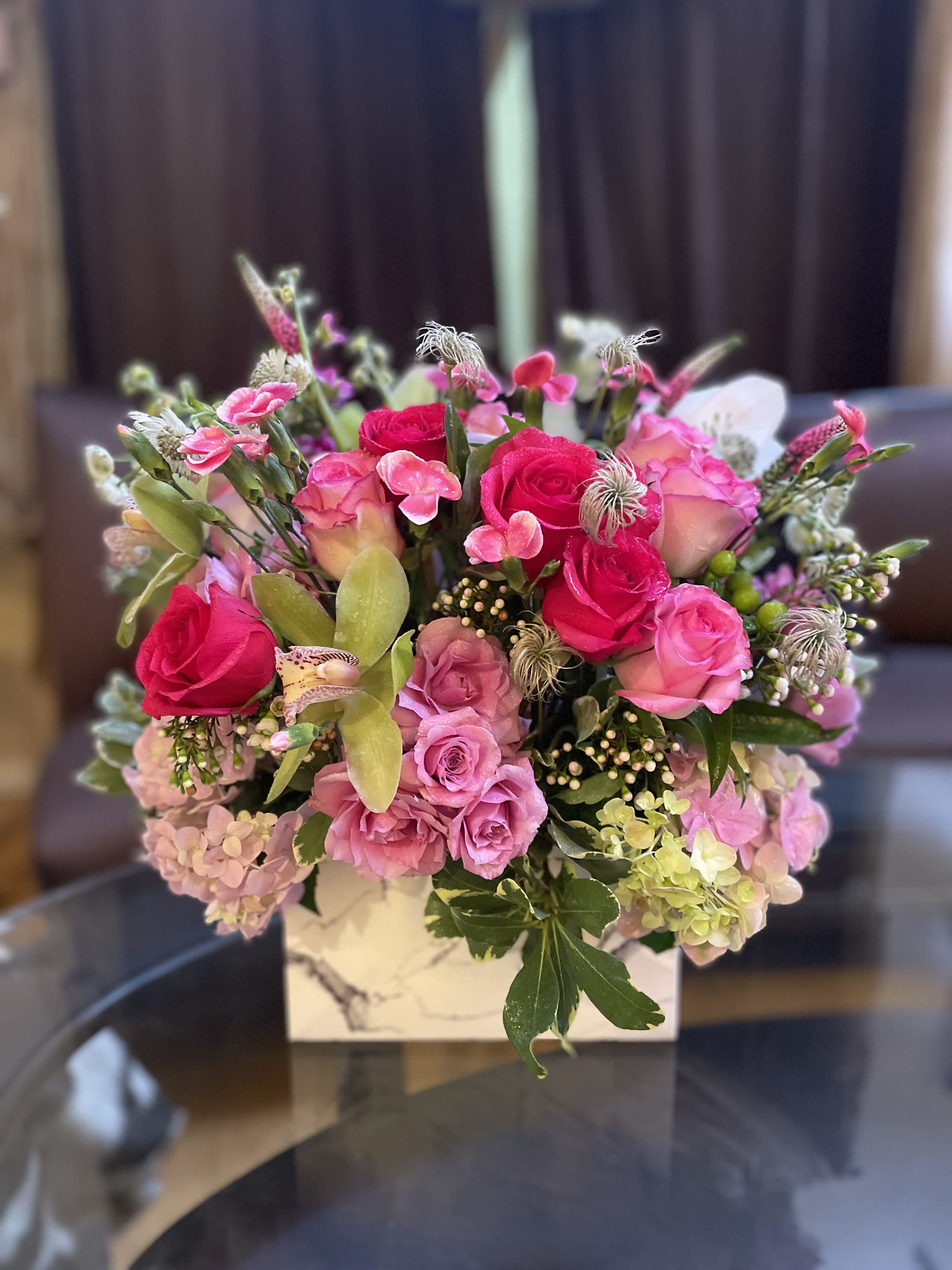 Pink and hot pink rose bouquet in a white box