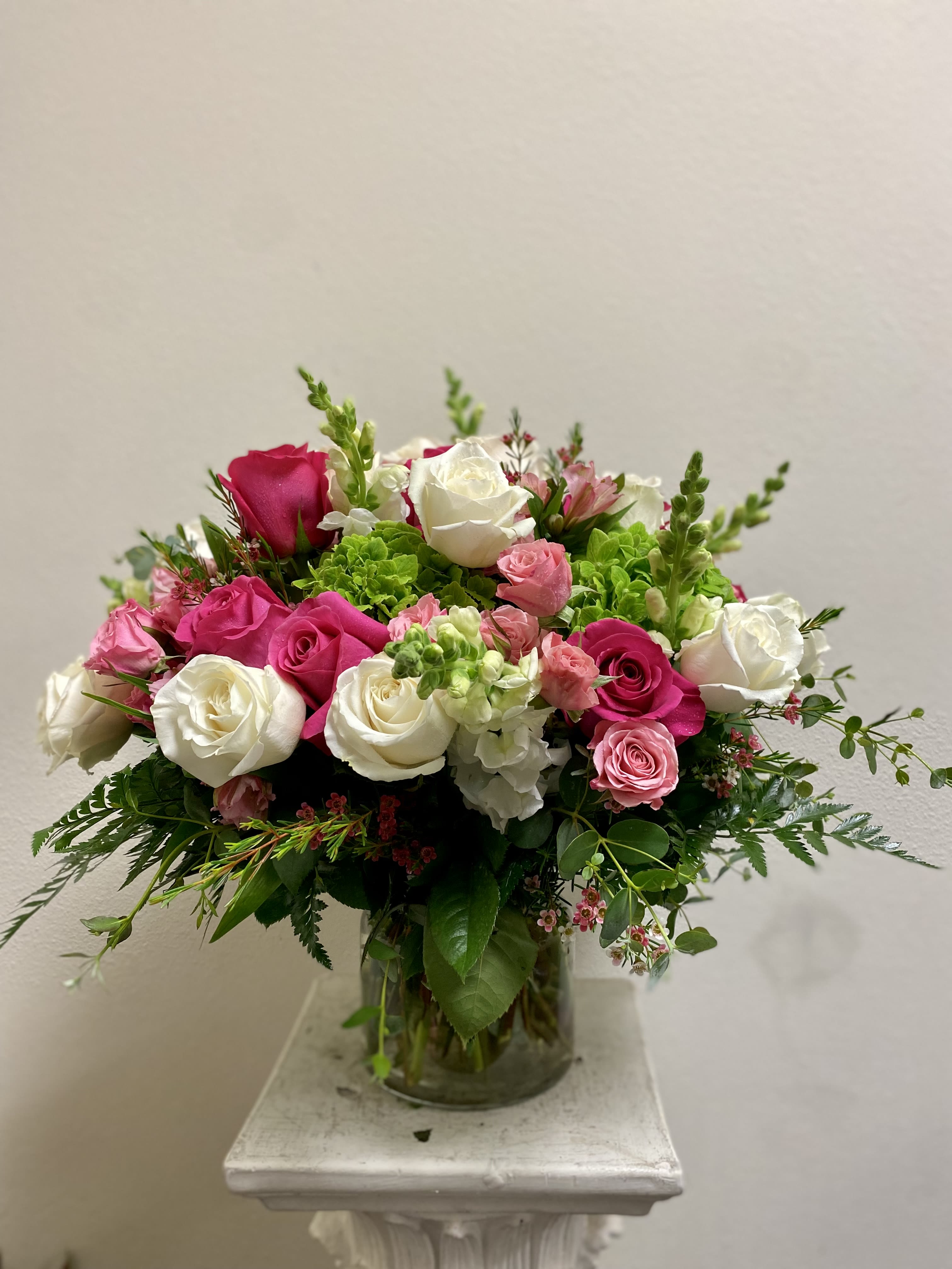Best mom  - Say I love you mom with Flowers It’s gorgeous arrangement consist of  large roses white hot pink pink spray roses snapdragons and hydrangea. Ask for a free local delivery