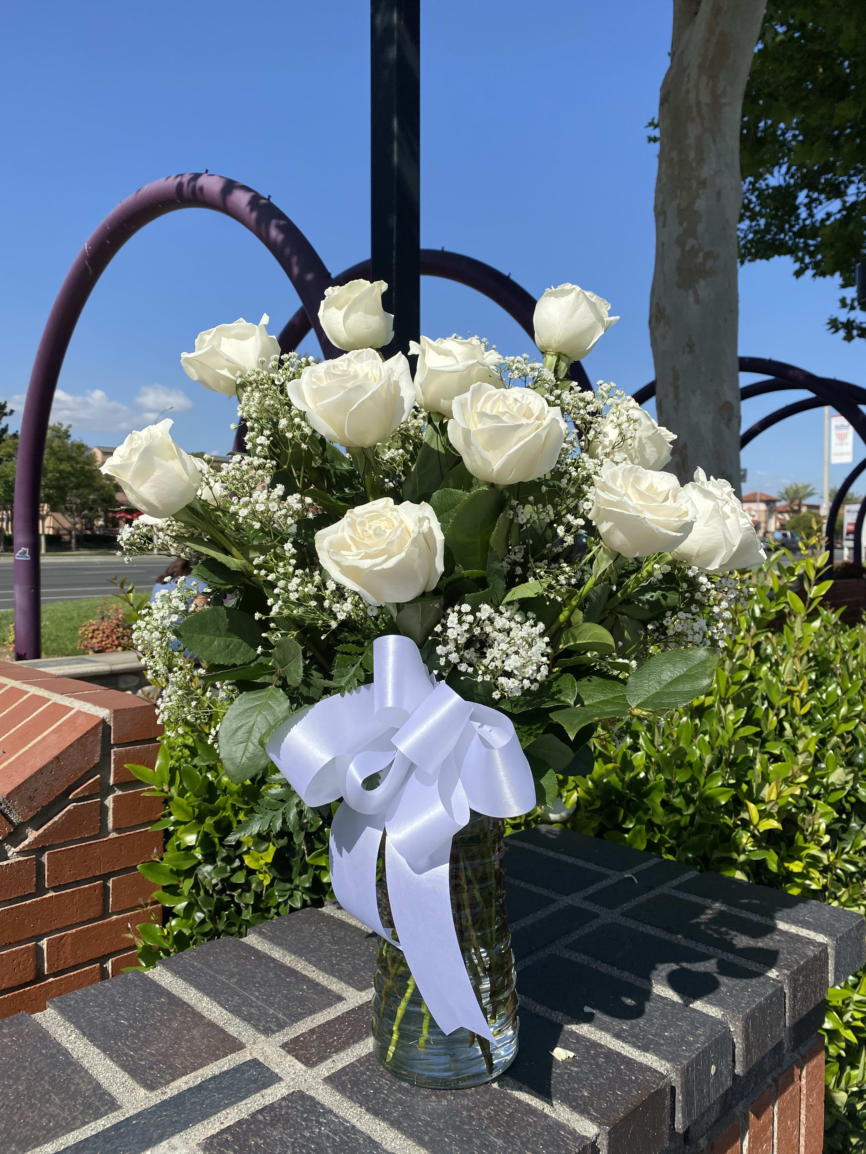 Playa Blanca  - Owner‘s favorite playa Blanca Roses  an English garden someone's way with this gorgeous arrangement. Tendrils of green from a beautiful bunch of cream-colored and million star for a bouquet that's both traditional and unexpected perfect for Valentine’s Day  Be my valentine,  first love, true love had a single red rose in the center. Call list for free local delivery.