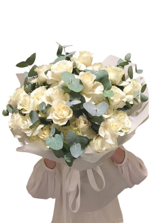 Bouquet of 25 French roses and green eucalyptus. - Bouquet of 25 French roses and green eucalyptus. 
