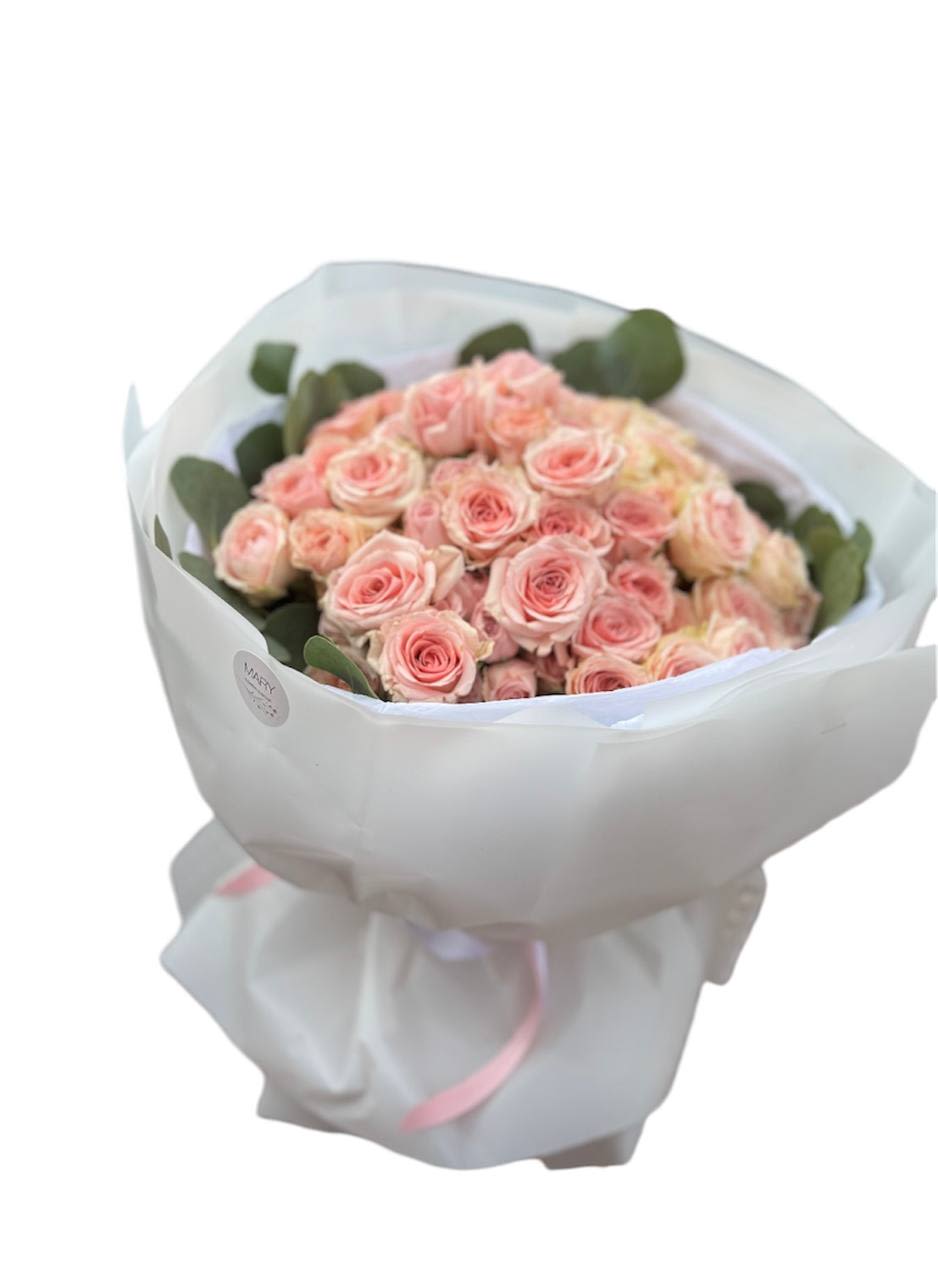 Bouquet of 20 branches spray roses and eucalyptus. - Bouquet of 20 branches spray roses and eucalyptus.