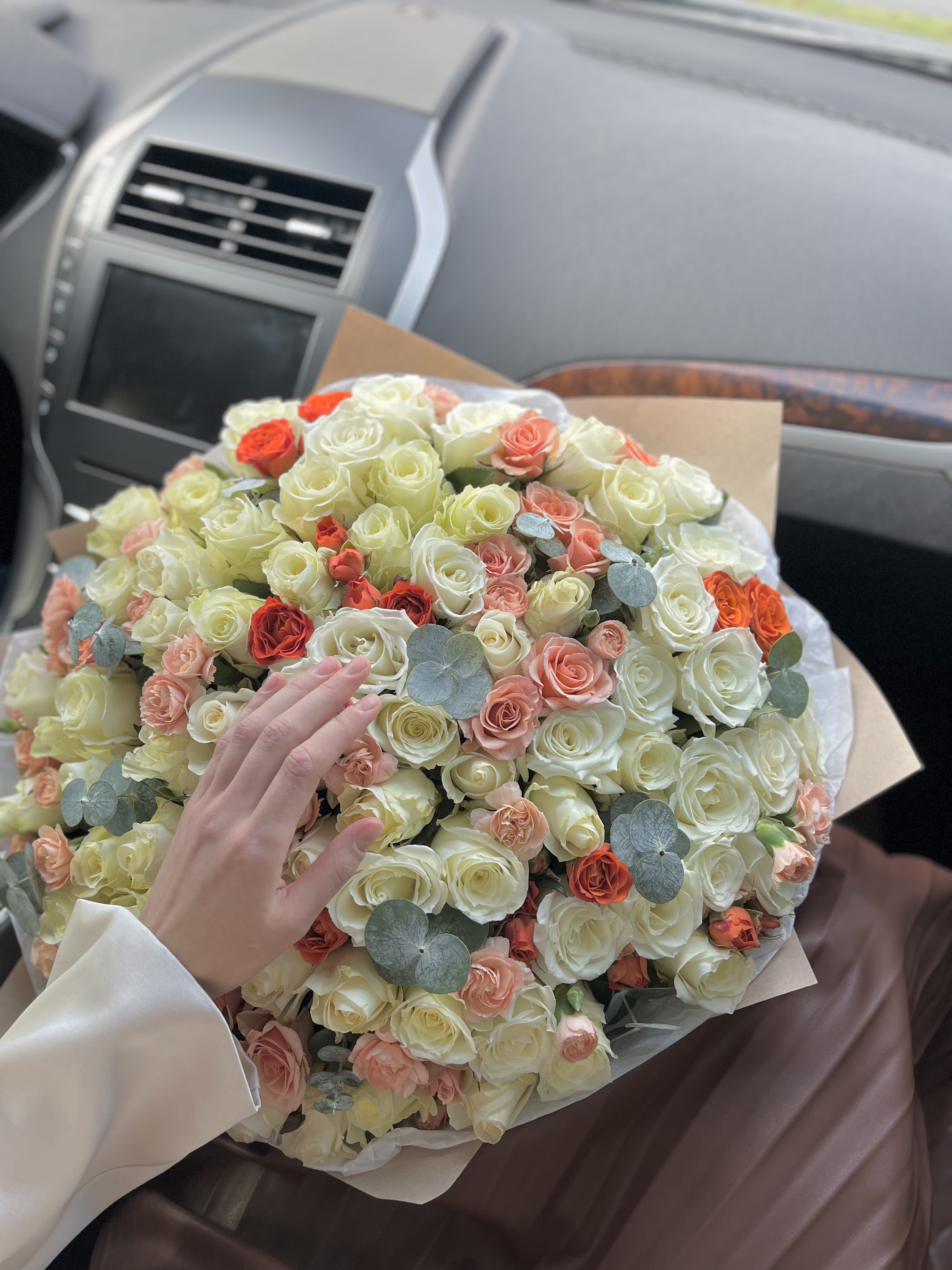 Bouquet of mixed warm-colored roses. - Bouquet of mixed warm-colored roses.