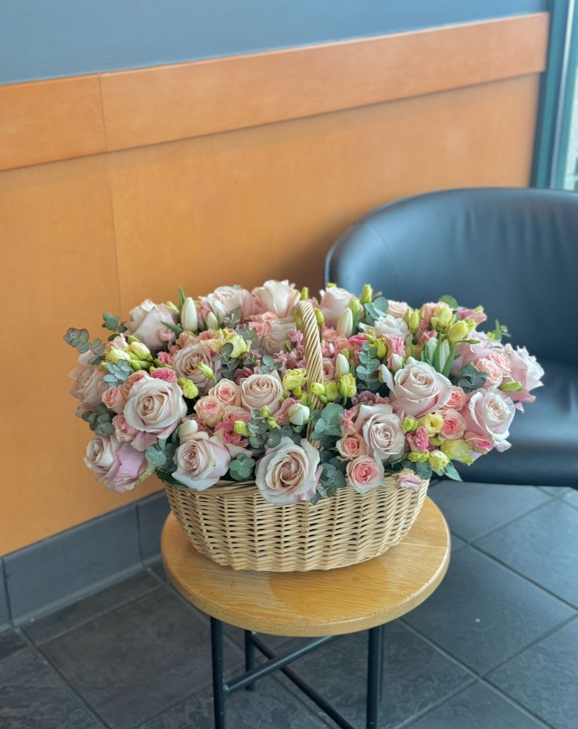 large flower arrangement with roses and lisianthus - large flower arrangement with roses and lisianthus