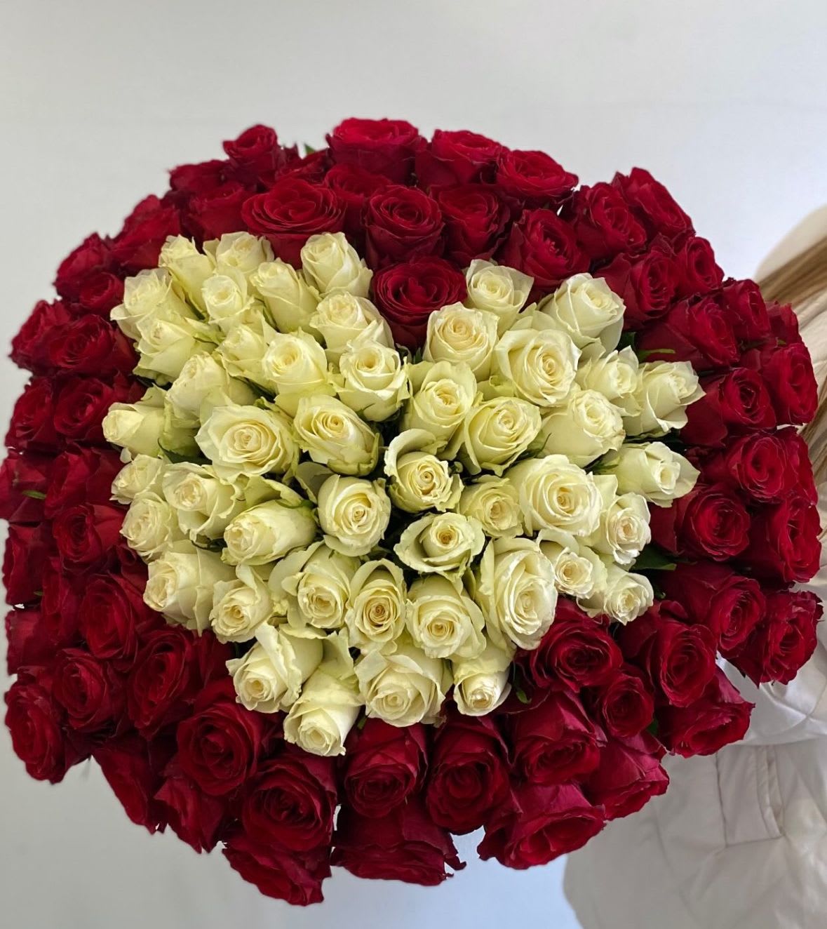 bouquet of 100 roses with a heart in the middle, for a marriage proposal - bouquet of 100 roses with a heart in the middle, for a marriage proposal
