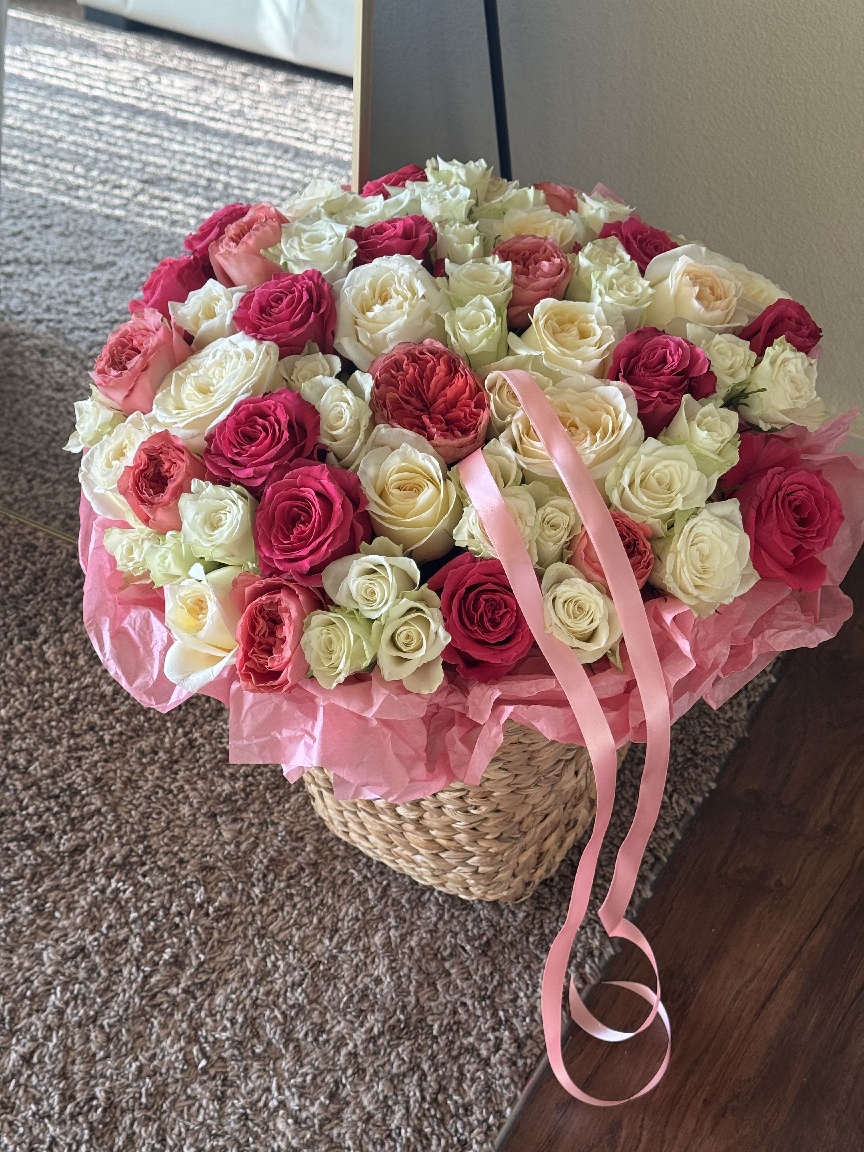 Basket of 50 roses pink and white with ribbon - Basket of 50 roses pink and white with ribbon