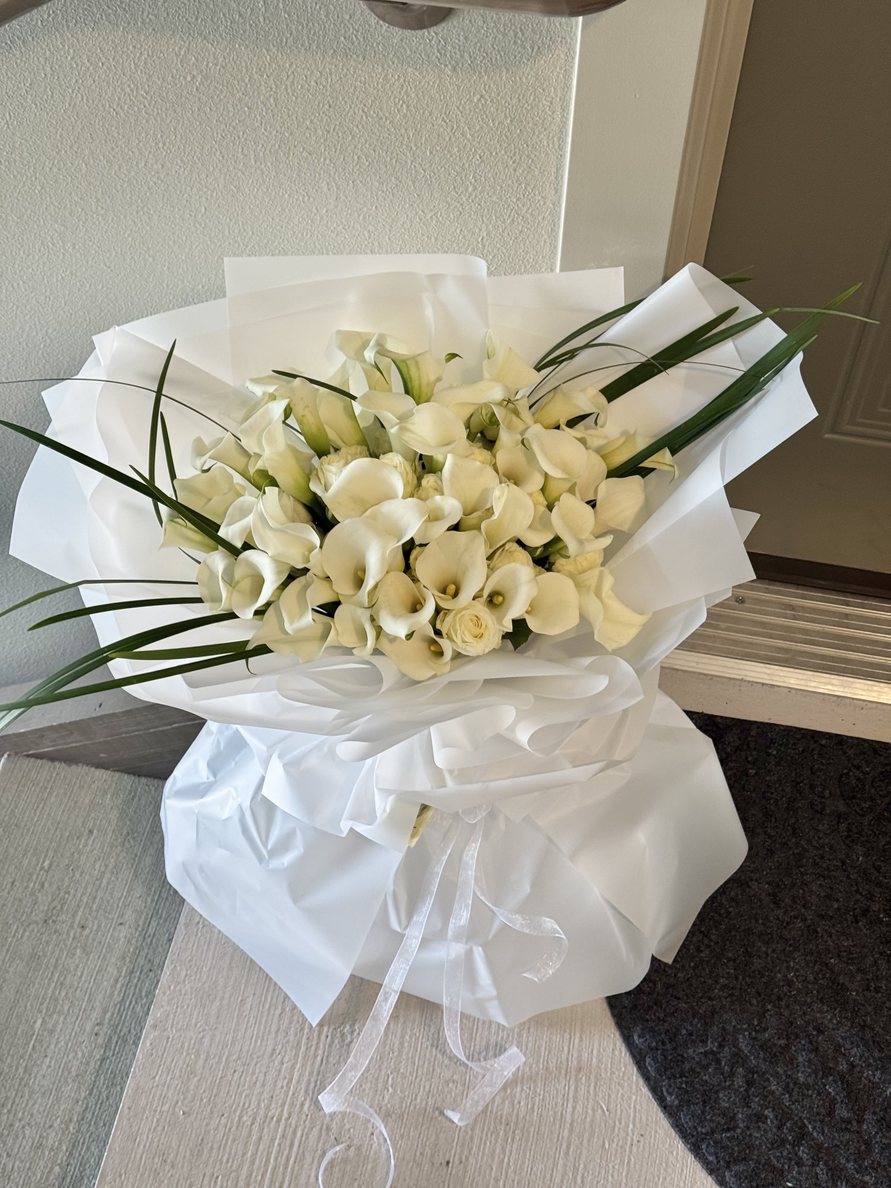Bouquet of white callas with the addition of white roses - Bouquet of white callas with the addition of white roses