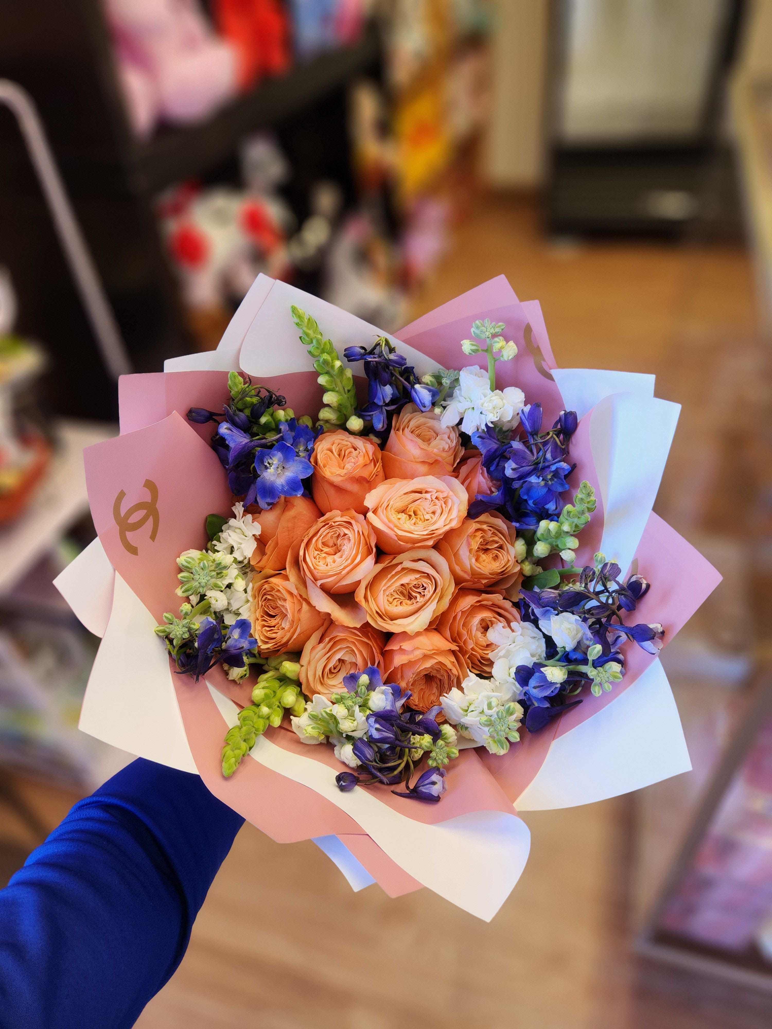  12 orange bouquet - Es un ramo elaborado con colores vibrantes, rosas, delfinium , stock y snapdragon. Un conjunto que hara sentir a quien lo reciba un calido mensaje de amor.All photographs are work done by us