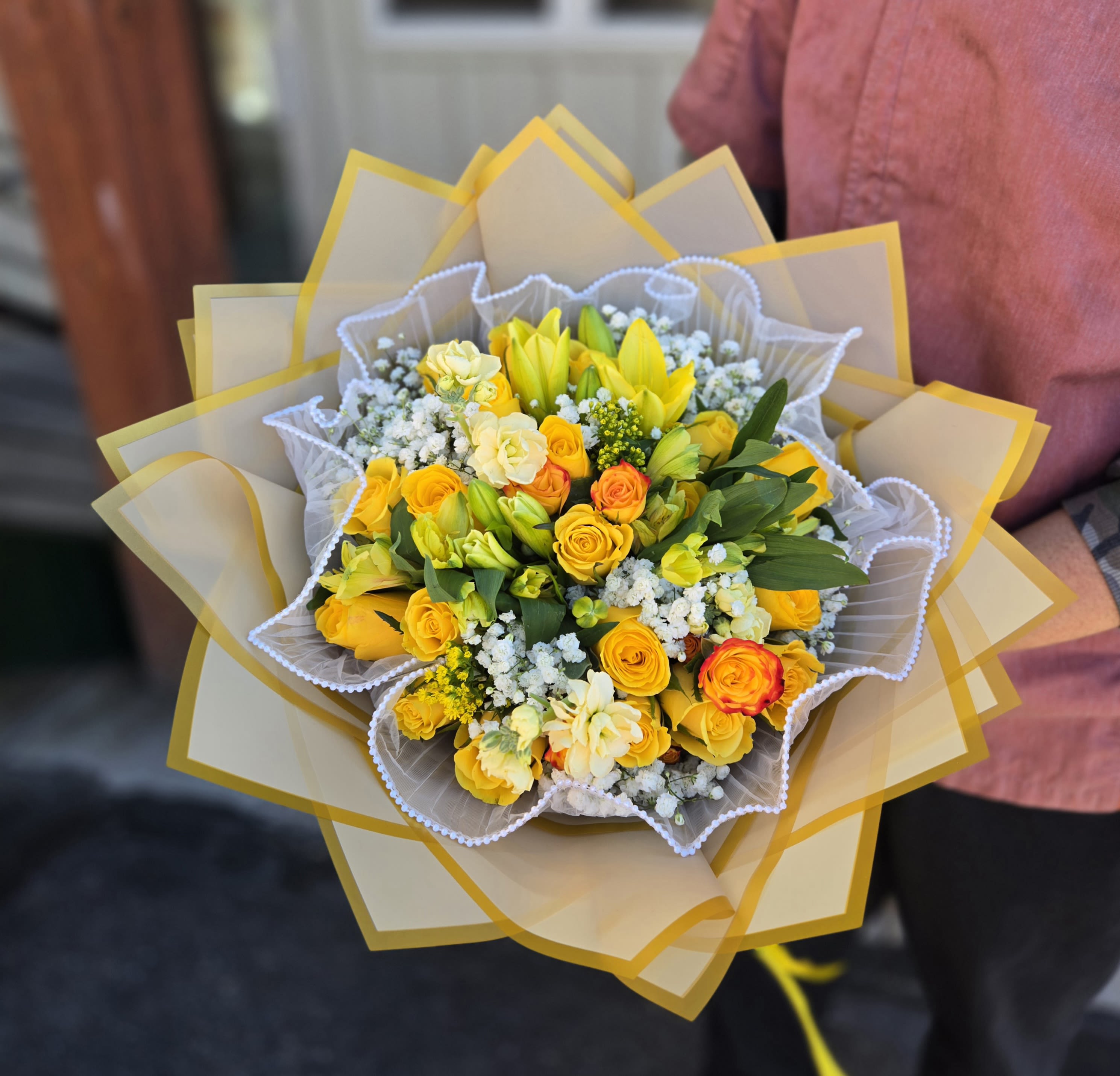 Combinacion Floral - Es una combinacion de delicadas flores en todos amarillos y un pequeno toque de blanco, acompanados de una delidad maa con perlas y papel dorado.