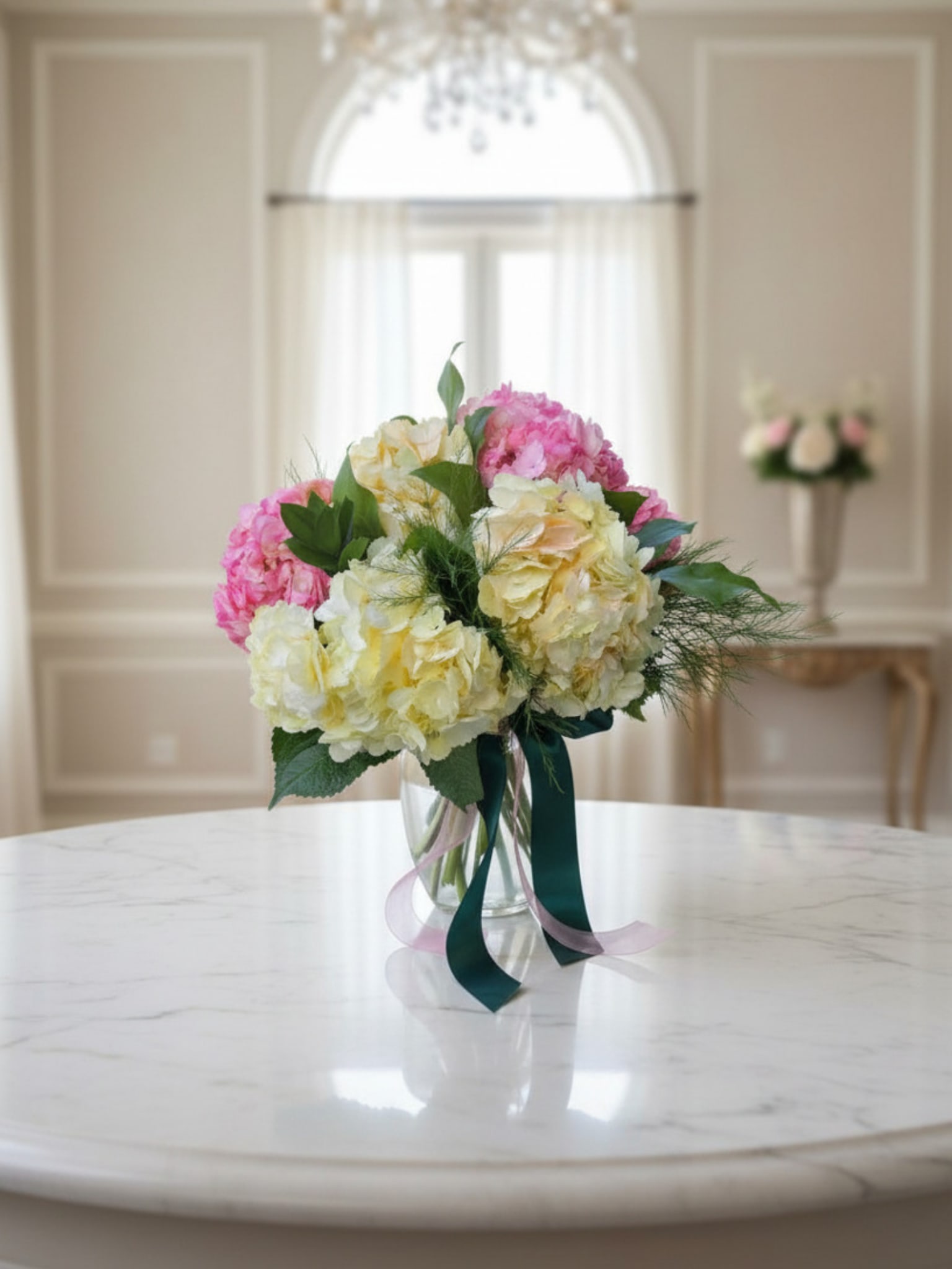 Bouquet Alejandro Fernandez - Delicado arreglo floral en tonos suaves es el detalle perfecto para celebrar a mama o tu persona favorita ello lo amara. lleno de legancia y encanto en cada petalo.