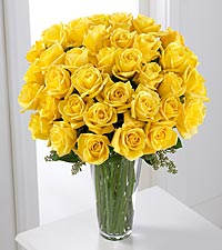 Bouquet of yellow roses in a clear glass vase