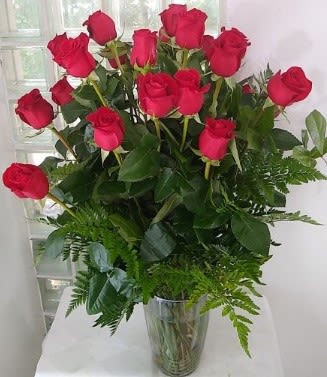 Bouquet of red roses in a clear glass vase