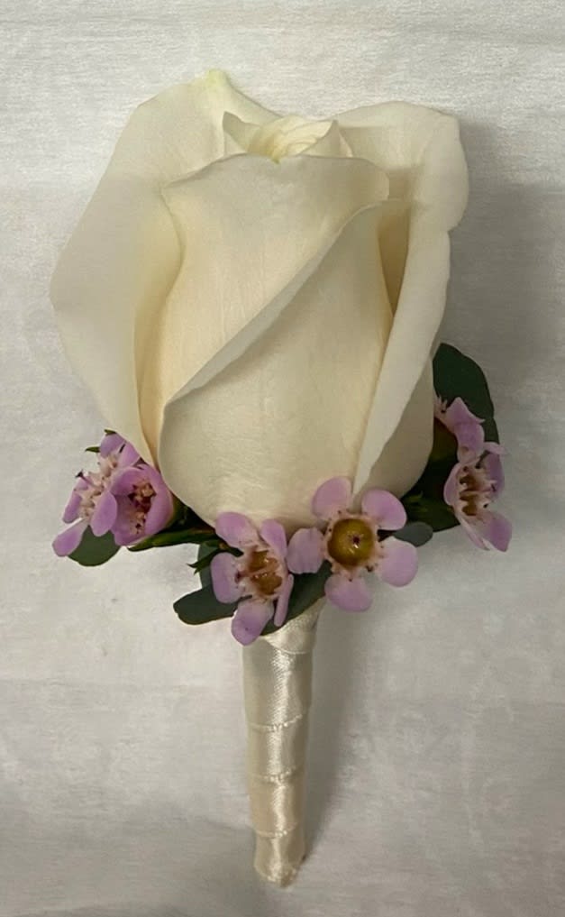 Cream rose boutonniere with small purple accent flowers