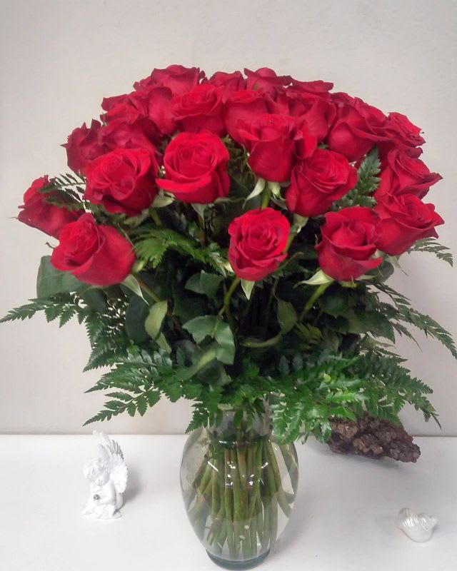 Bouquet of red roses in a clear glass vase