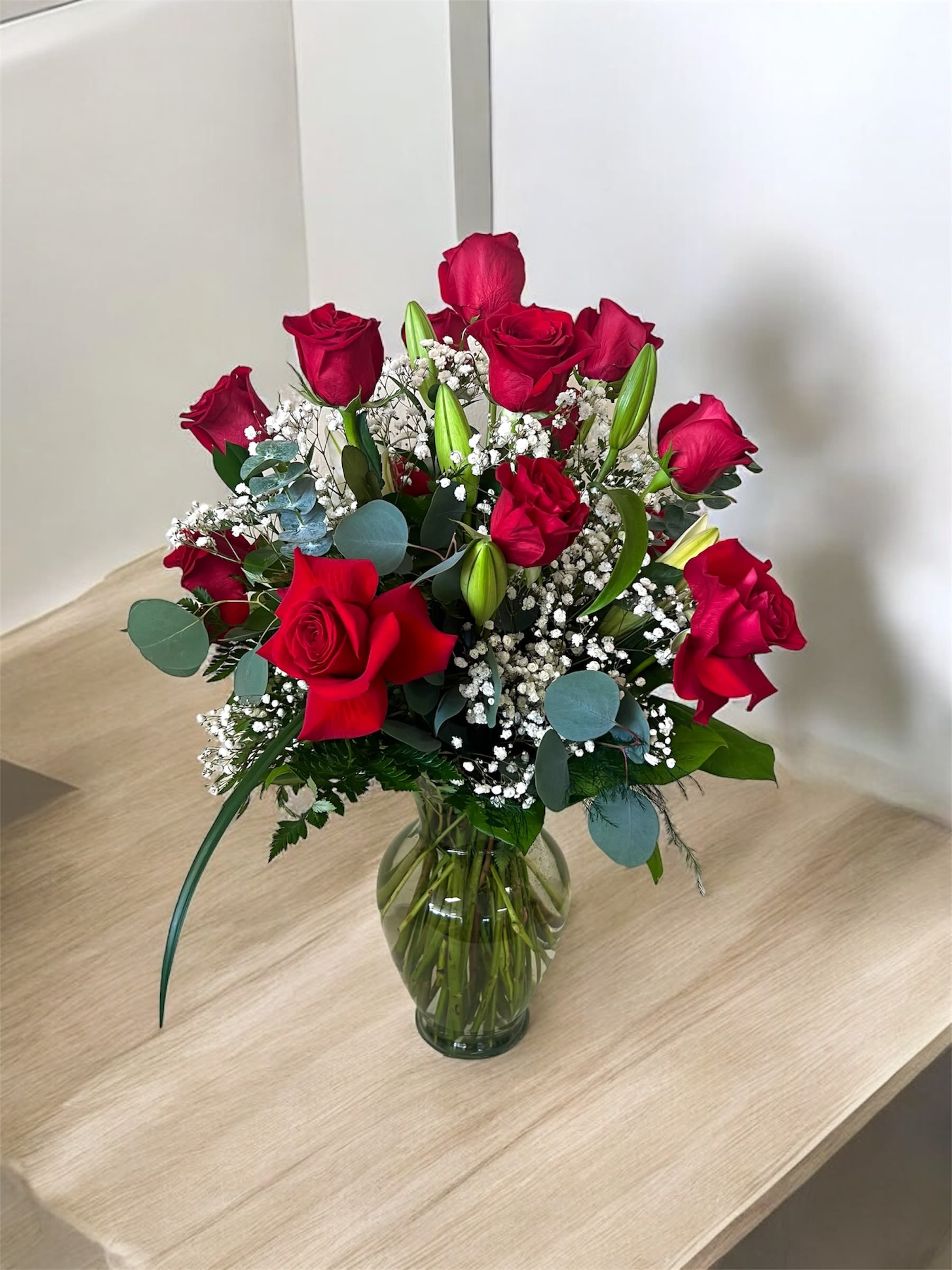 Red roses and white baby's breath in a glass vase