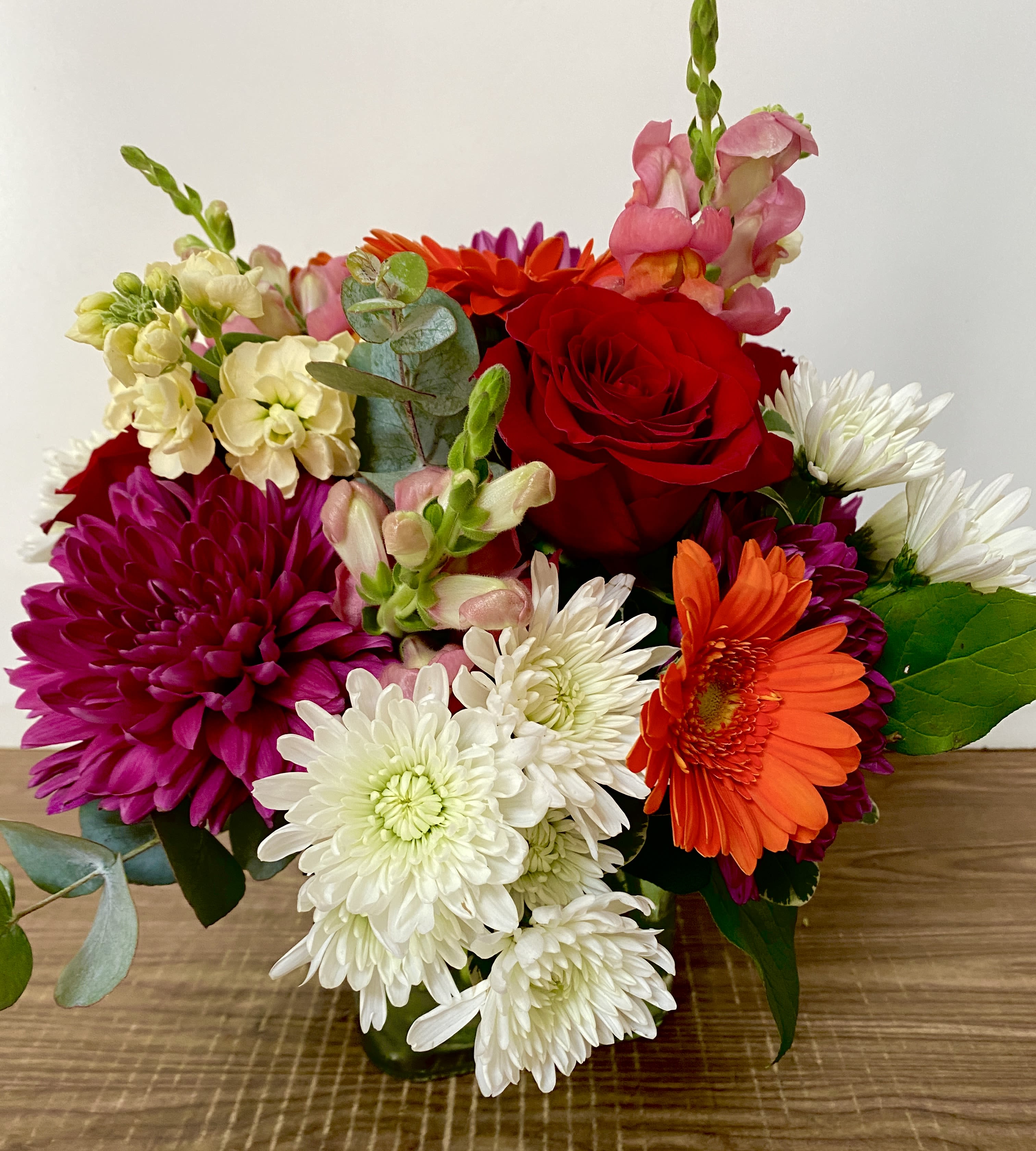 SOLO MIO - In s hlass vase combination of different colors of chrysanthemums