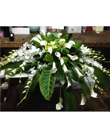 White calla lily floral arrangement with cascading greenery