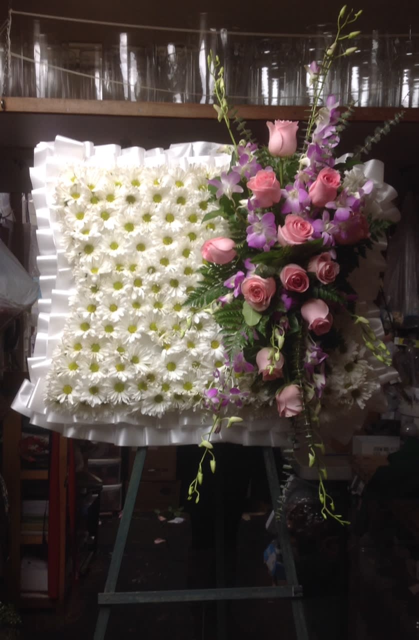 Standing floral tribute with white daisies and pink roses