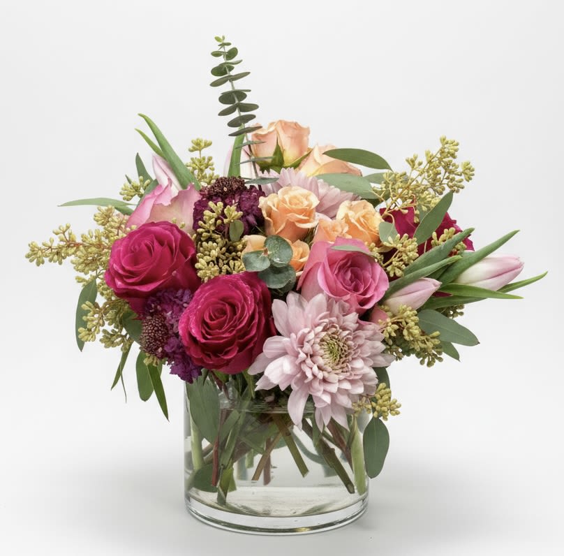 Mixed pink and peach bouquet in a clear glass vase