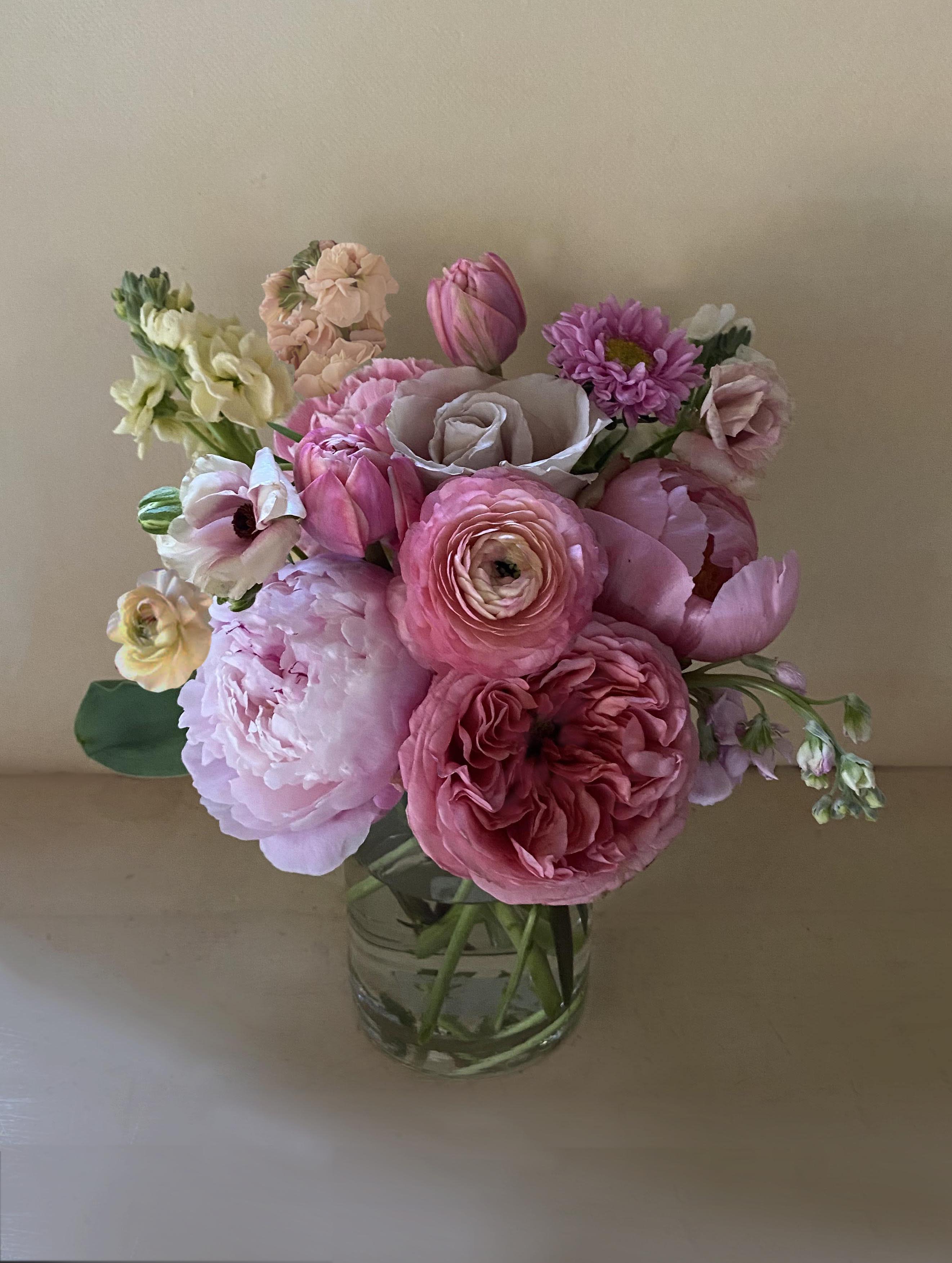 The Laura Love - A smaller, but very beautiful arrangement placed in a 4" by 6" vase, full of lovely colors of love, perfect for your Mother.  Roses and peonies (or dahlias or big ranunculus, depending on season) are the main attraction, the stems for every woman. Choose Deluxe for a fuller and larger arrangement with more flowers. Choose premium for the x-l version of the arrangement with even more flowers. Blomst LA only uses fresh, high quality flowers, all carefully selected every day to fit your flower order. We offer a personal hand delivery by our own delivery staff and guarantee the flowers will look perfect, when they arrive. We deliver in Glendale, Pasadena, Eagle Rock, Hollywood, Burbank, Beverly Hills and - and everywhere else in Greater Los Angeles.