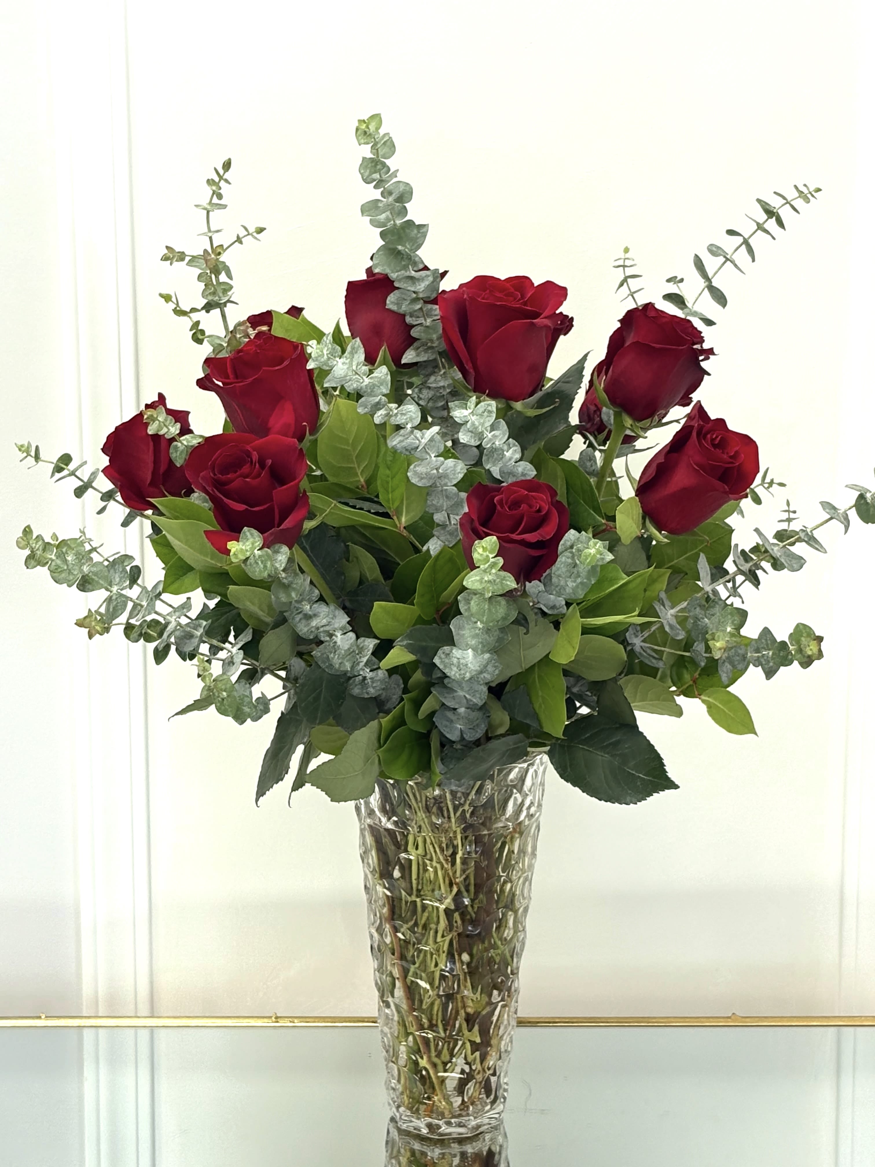 Bouquet of red roses in a clear glass vase