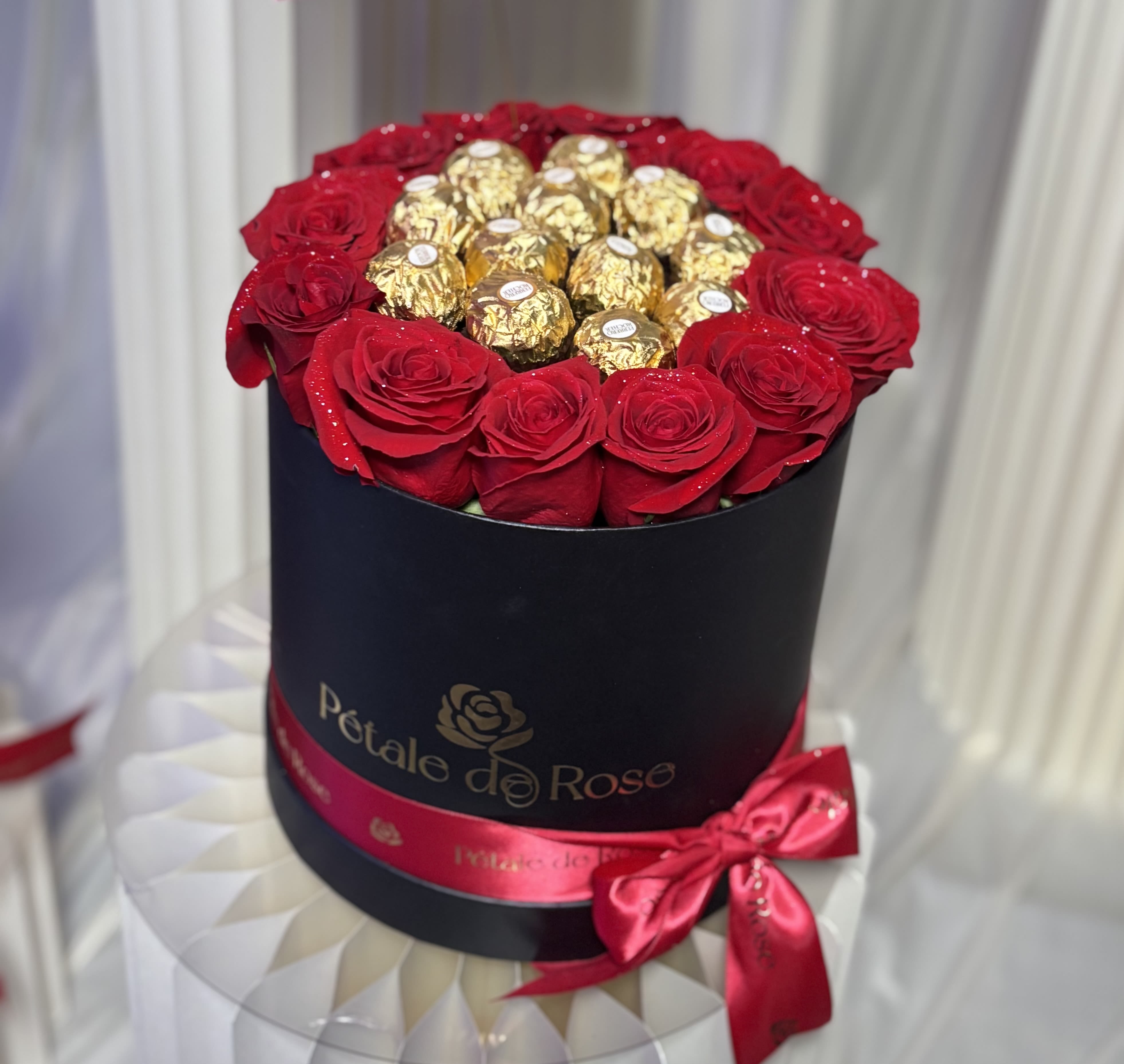 Sweet Lovers - The perfect blend of romance and sweetness. This arrangement includes 10 fresh red roses, beautifully paired with Ferrero Rocher chocolates for an irresistible Valentine’s Day gift. A classic combination that delights both the heart and the senses.