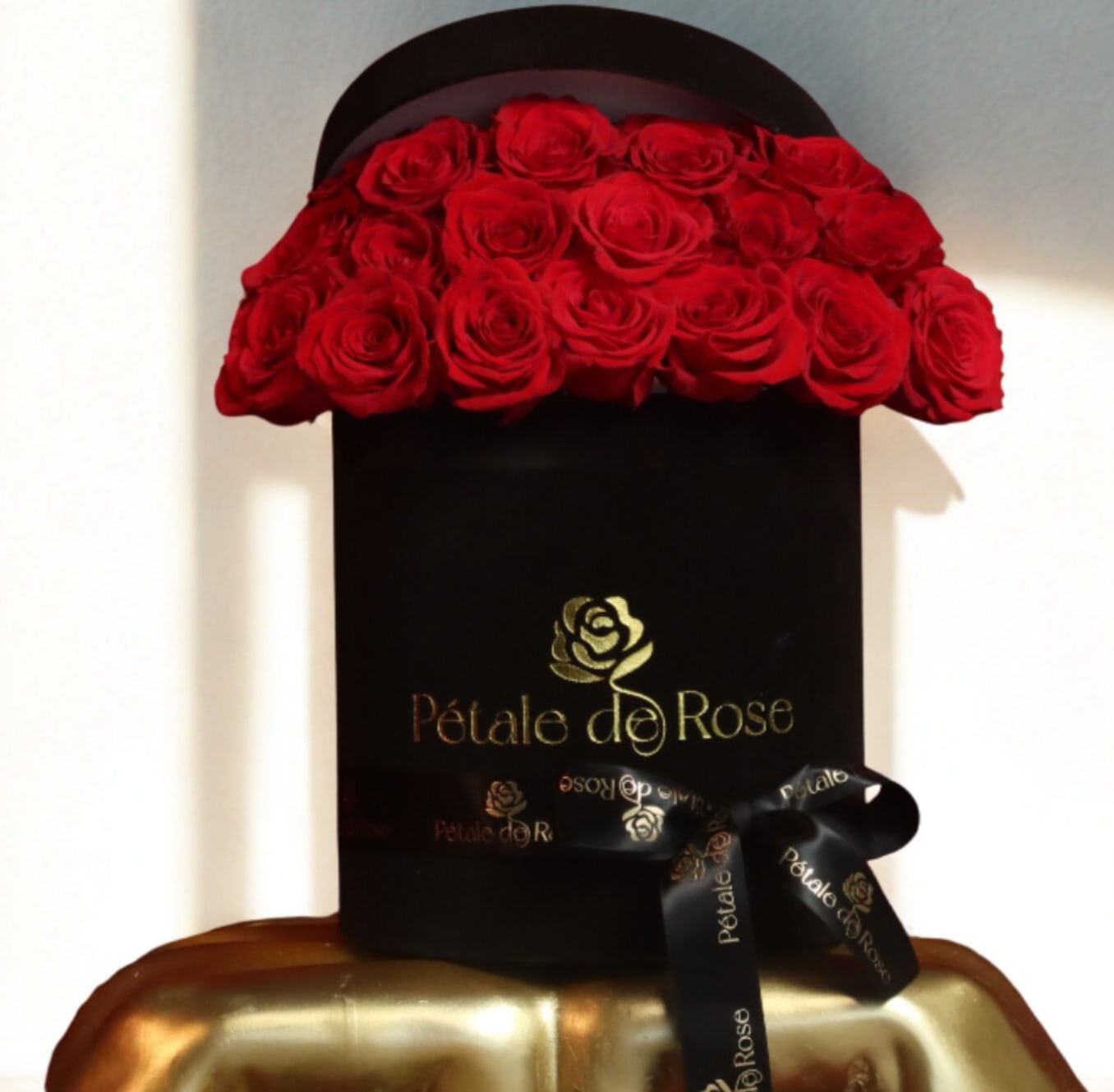 Queen Lovers - Because love deserves to feel royal. Our Valentine’s Day Deluxe (Queen) Lovers features 24 premium red roses, designed with extra fullness and elegance for a truly stunning presentation. A luxurious arrangement made to celebrate a powerful and unforgettable love.