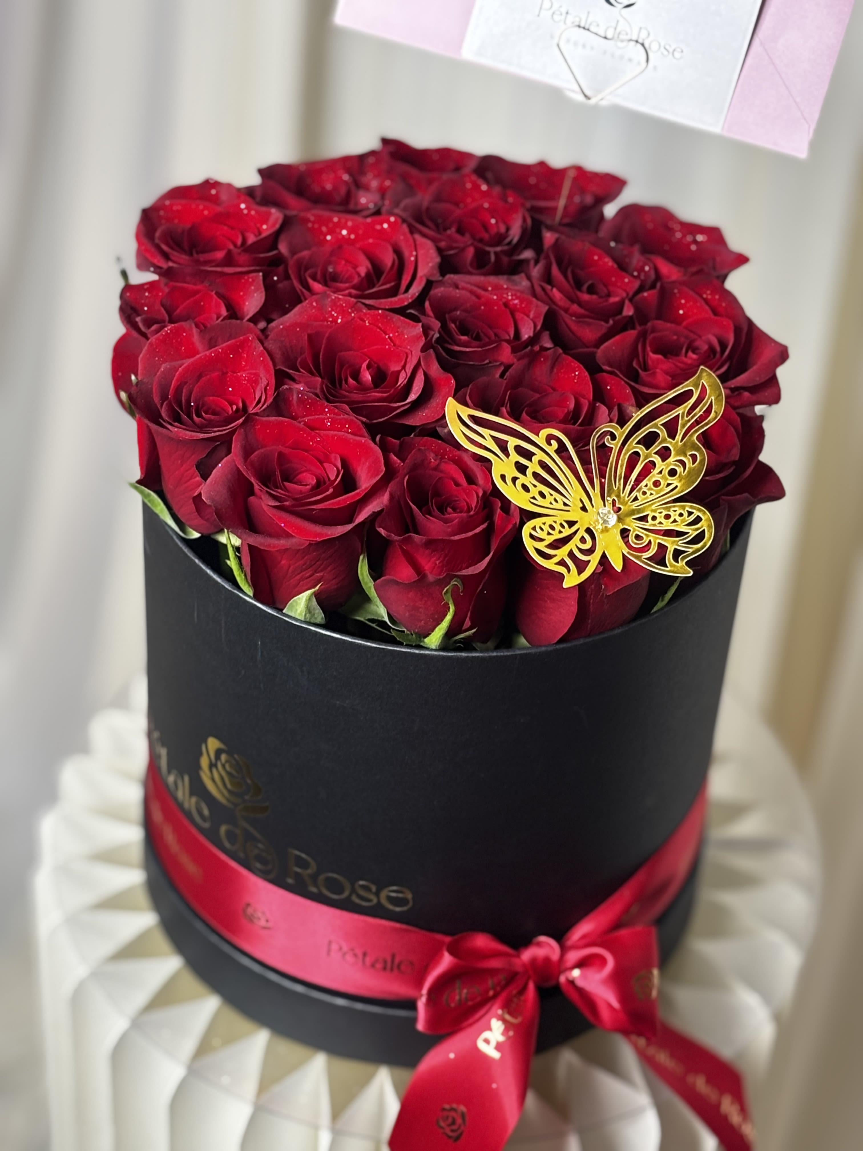 Red Lovers  - A timeless expression of love. Our Red Lovers arrangement features 15 premium red roses, beautifully designed in our signature black Pétale de Rose box. This elegant bouquet symbolizes passion, romance, and heartfelt emotion—perfect for Valentine’s Day, anniversaries, or a meaningful surprise.