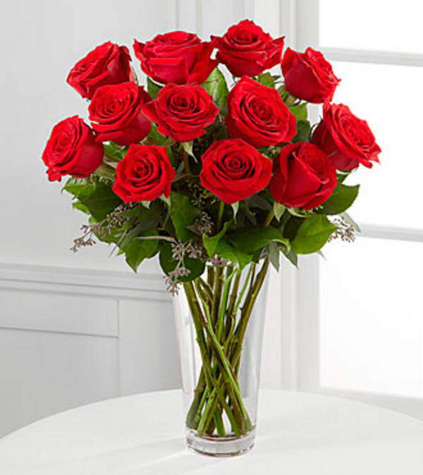 Bouquet of red roses in a clear glass vase