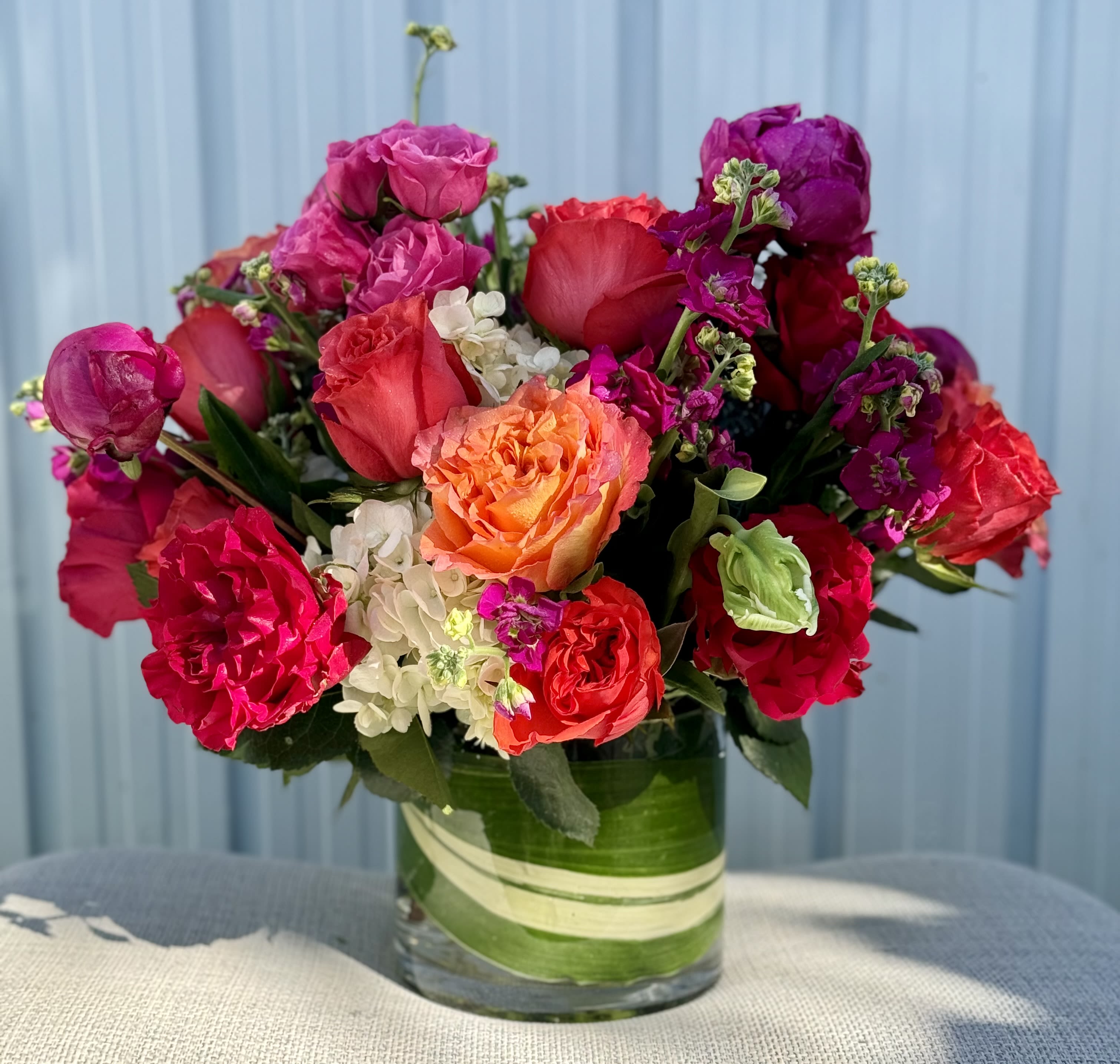 Mixed bouquet of roses and hydrangeas in a glass vase