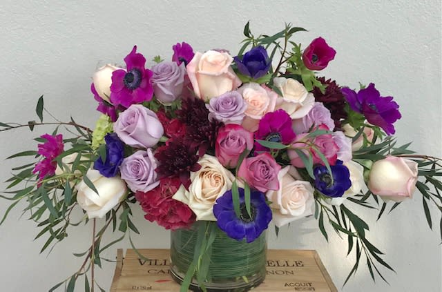 Mixed bouquet of roses and anemones in a glass vase