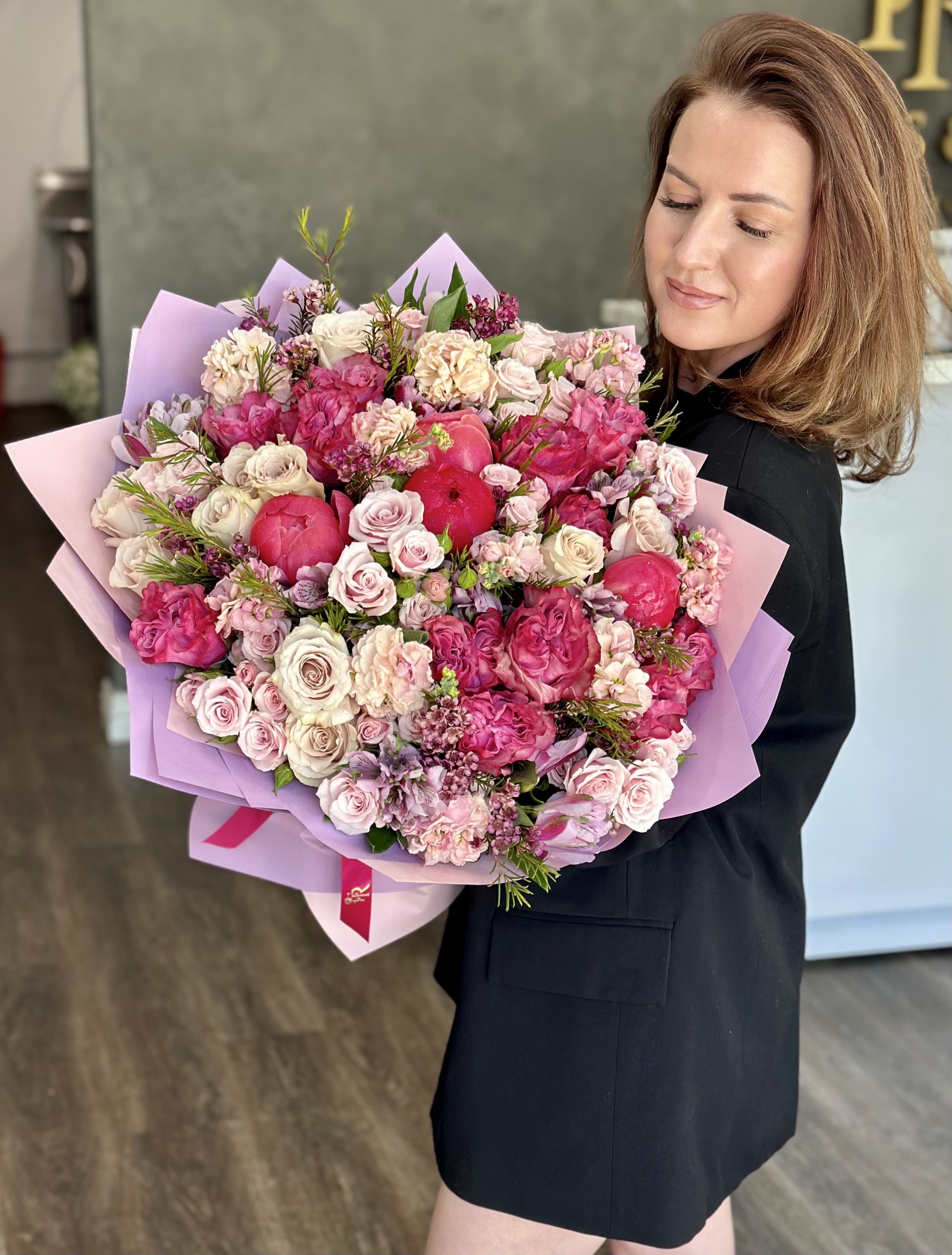 Blooming garden - A stunning and colorful arrangement of fine flowers is ideal for any occasion. Just so you know, peonies are seasonal, and if they're not available, other premium flowers will be used in their place.
