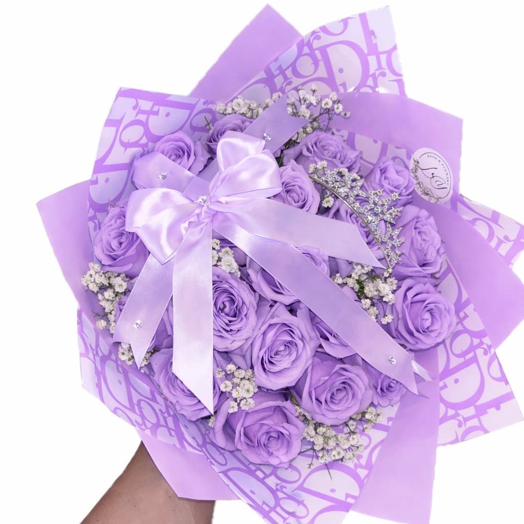 Lavender Princess  - Elegante ramo de rosas tono lavander diseñadas para transmitir dulzura y elegancia , decoradocon un delicado papel estilo Dior purpura y lazo satinado Que le da un toque de lujo.