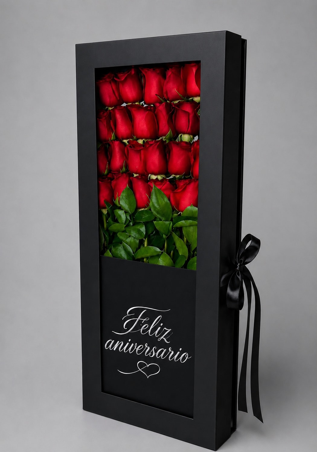 Black gift box with red roses and green leaves, labeled "Feliz aniversario"