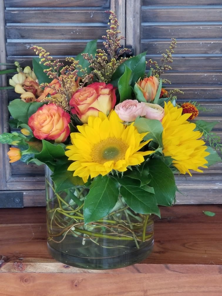 Bouquet of sunflowers and roses in a glass vase