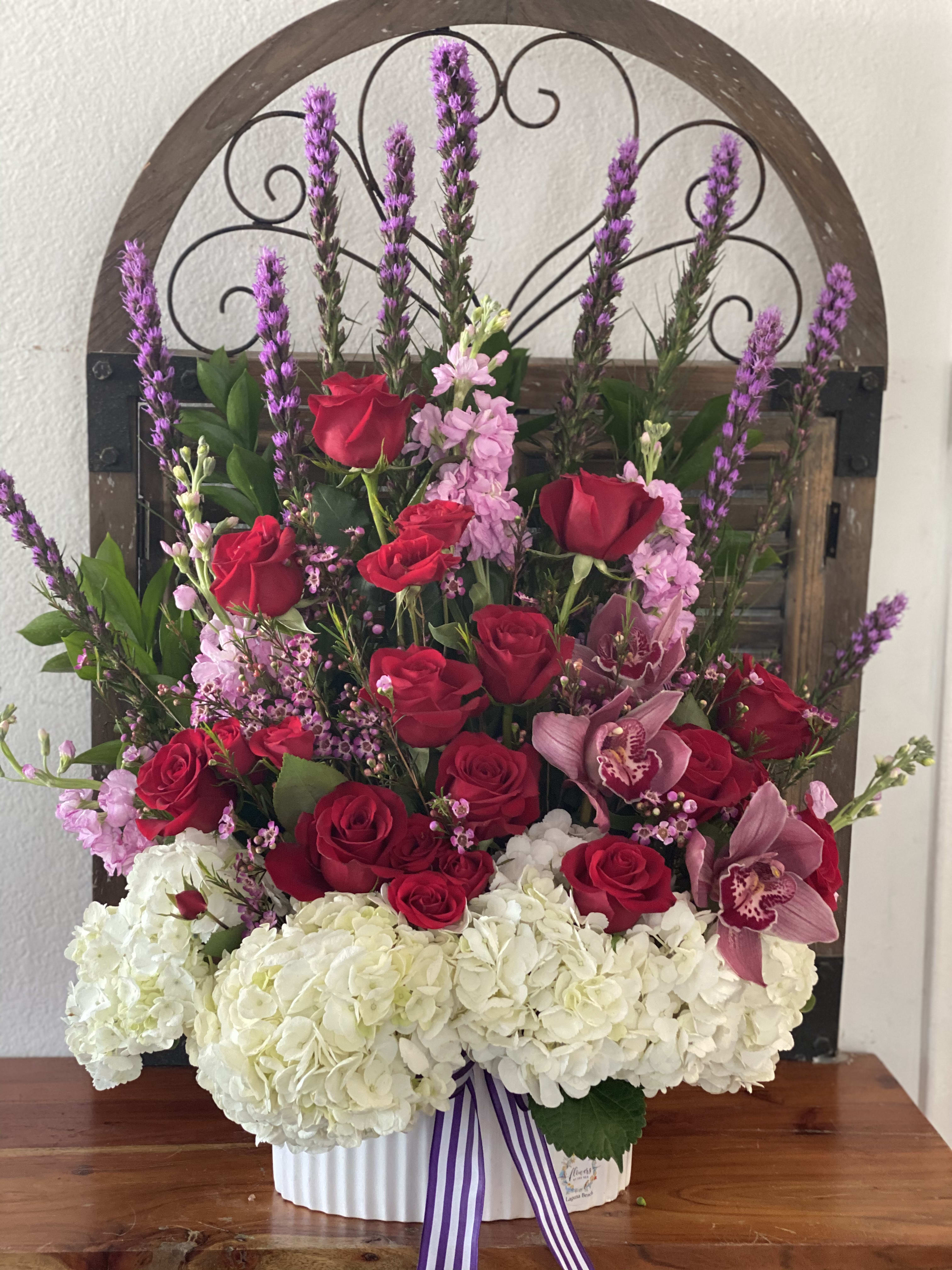 Extremely Unique   - Amazing display of love with wonderful roses and pinks. In with ceramic vase 