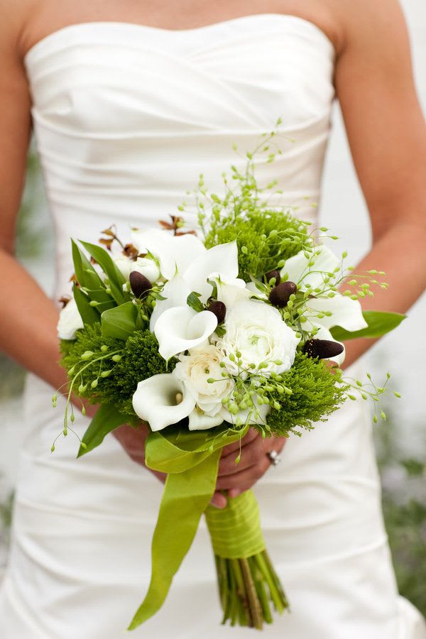 Bride holding a white bouquet with calla lilies and roses