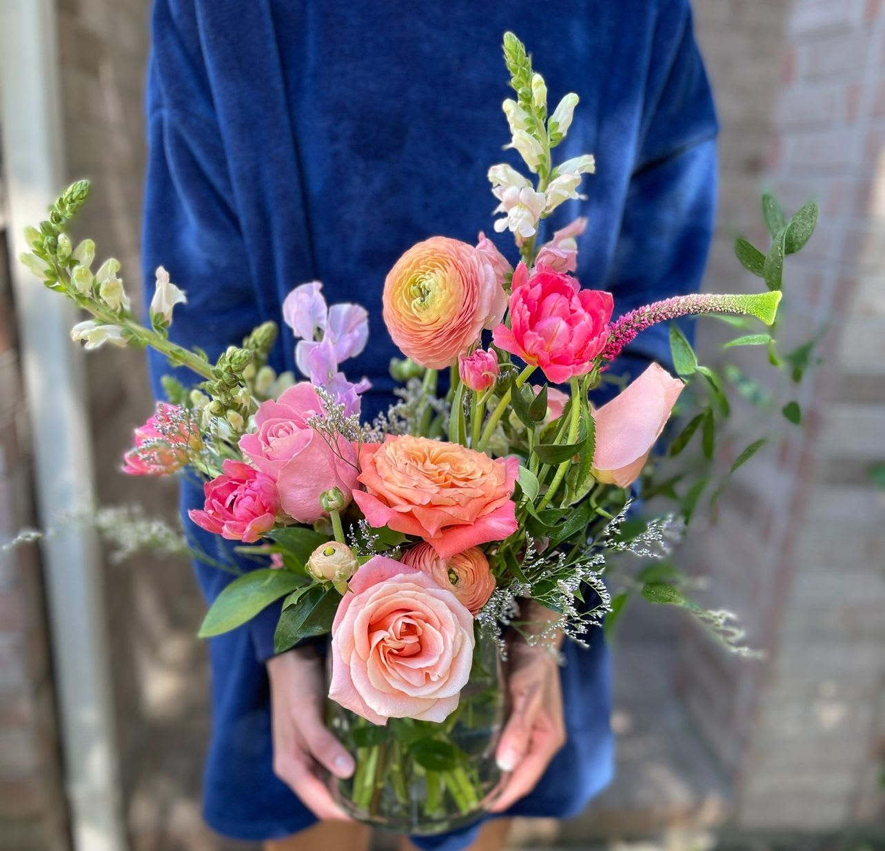 Mixed pink and peach bouquet in a glass vase