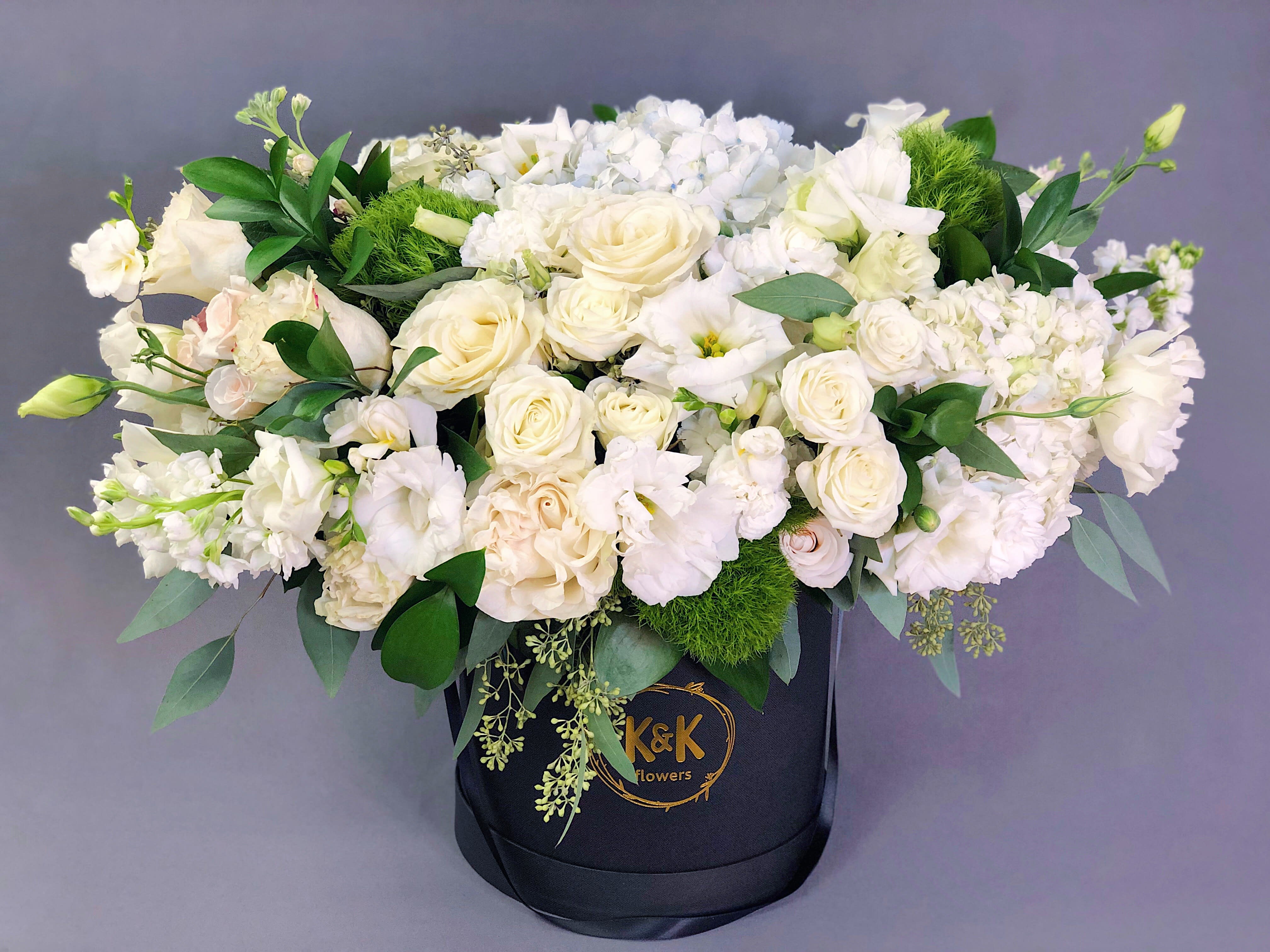 XXL hat box arrangement white in a black box - If You want bouquet with a twist, choose our flower boxes. We have wood boxes for rustic looking arrangements, or hat boxes for a more elegant look. It’s a beautiful and convenient way. Flowers in boxes don’t need vases. That makes it perfect for transportation and keeping flowers hydrated and secure.