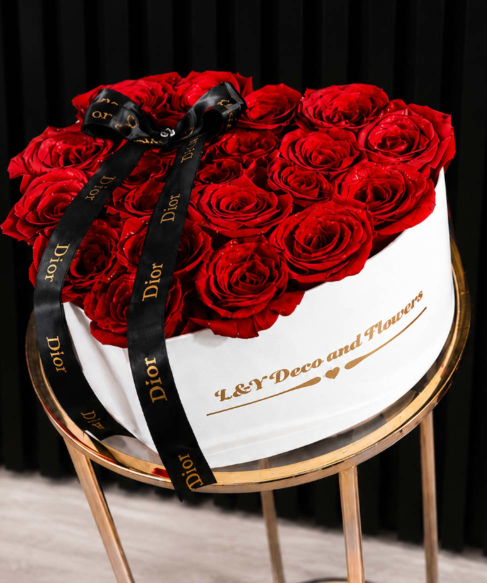 Corazon Eterno Luxury - Sorprende a sea persona especial con nuestro exclusivo Corazon Eterno luxury, un elegante arreglo elaborado con rosas rojas premium cuidadosamente  seleccionadas y acomodadas en una sofisticada caja en forma de corazon. Decorado con un delicado lazo de lujo, este diseño transmite amor ,elegancia y exclusividad.