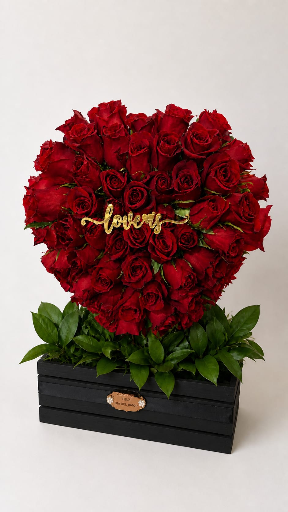 Luxury Red Heart - Impresionante arreglo floral en diseño 3D elaborada con 50 a 60 rosas rojas premium, acompañado de finos detalles verdes y presentacion de lujo. Perfecto para sorprender en aniversarios, cumpleaños,propuestas o cualquir ocacion.