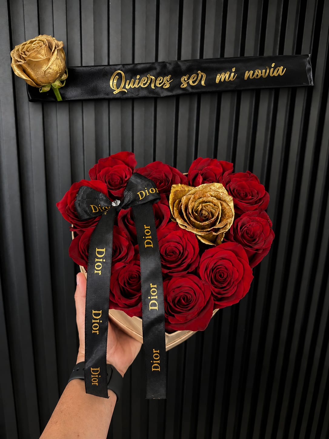 Romantic Gift. - Sorprende con una elegante caja en forma de corazon diseñada para expresar amor y admiracion.Este exclusivo arreglo tines una rosa dorado en el centro ocultandp una cinta personalisada con una frase “QUIERES SER MI NOVIA”