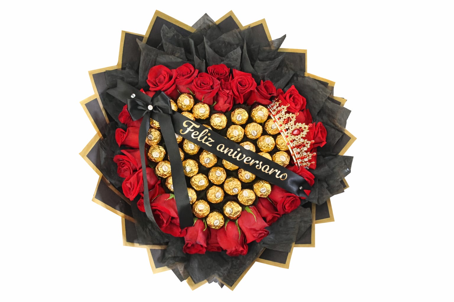 Royal Anniversary luxe - Un diseño exclusivo que combina la elegancia de las rosas rojas con el lujo de chocolates Ferrero Rocher,formando un hermoso Corazon lleno de amor y dulzura.Incluye banda personalisada a su gusto HAPPY BIRTHDAY, HAPPY ANIVERSARIO, SOLO POR BONITA , QUIERES SER MI NOVIA, deje su mensaje con su mensaje personalisado
