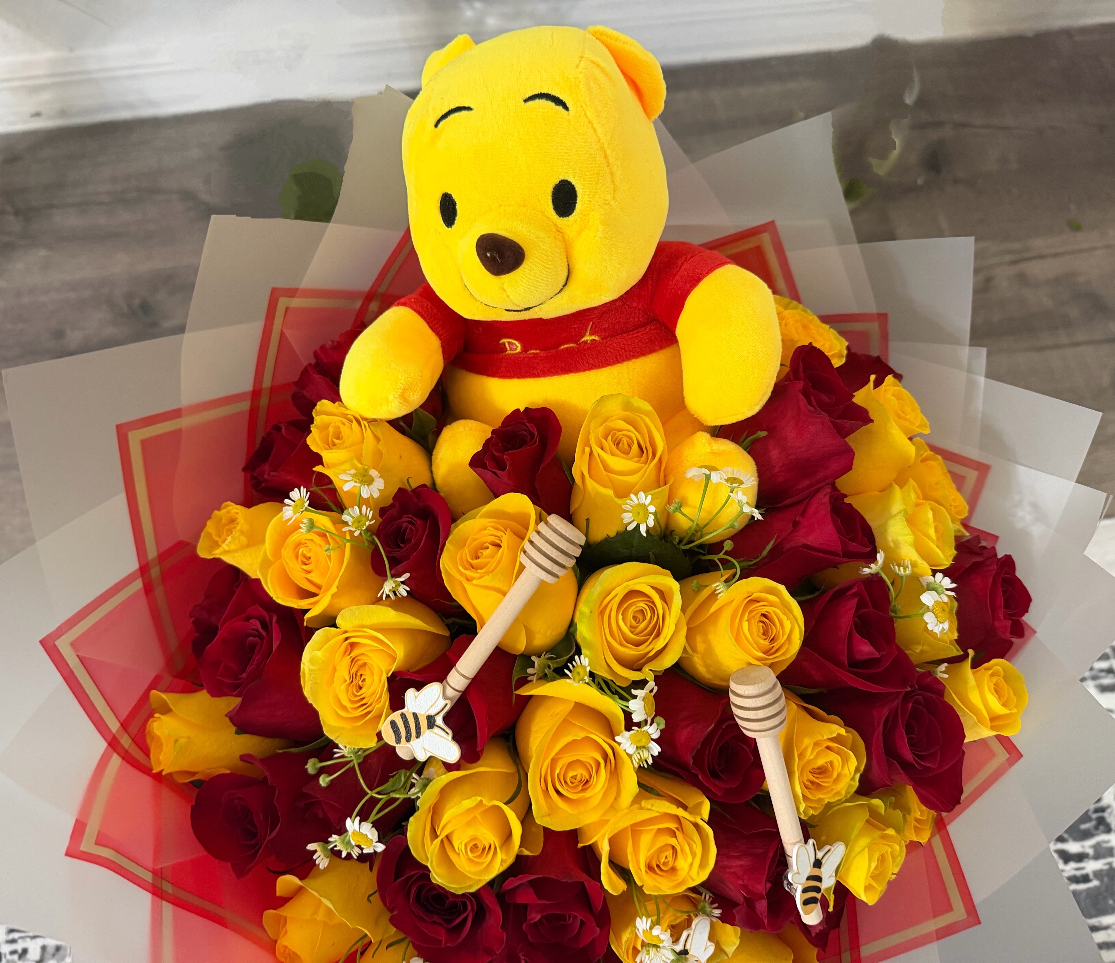 Sweet Honey Love Bouquet - Encantador y dulce ramo inspirado en la ternura, compuesto por una hermosa combinacion de rosas rojas y Amarillas frescas , incluye un adorable peluche estilo osito Winnie the Pooh perfecto para cumpleaños.