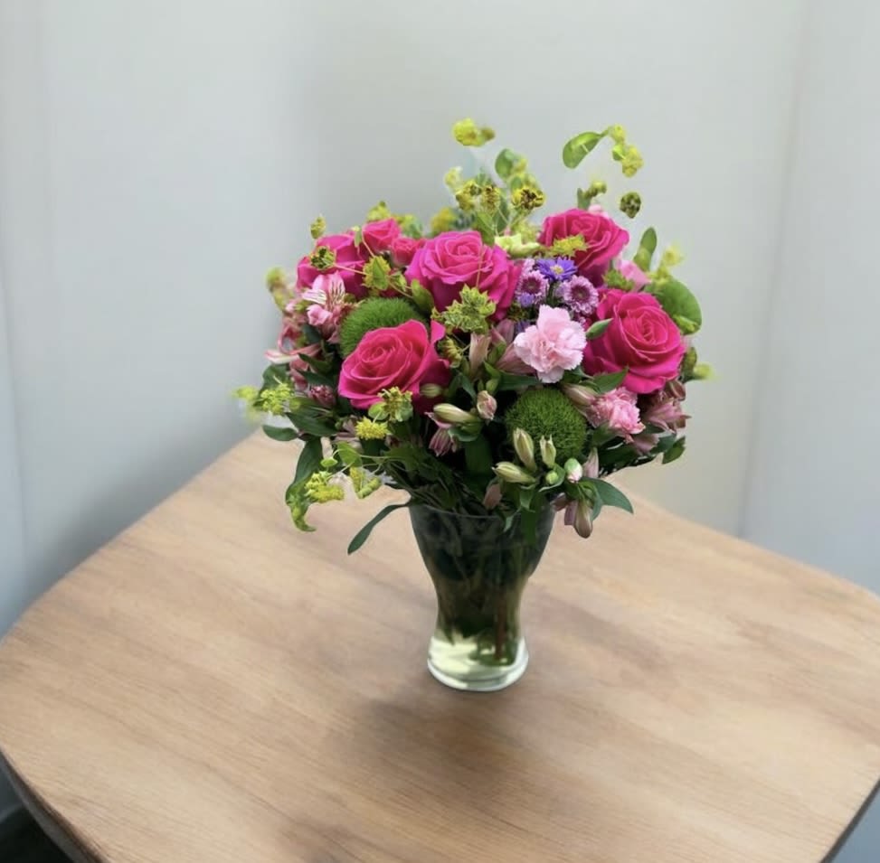 Pink rose bouquet in a clear glass vase