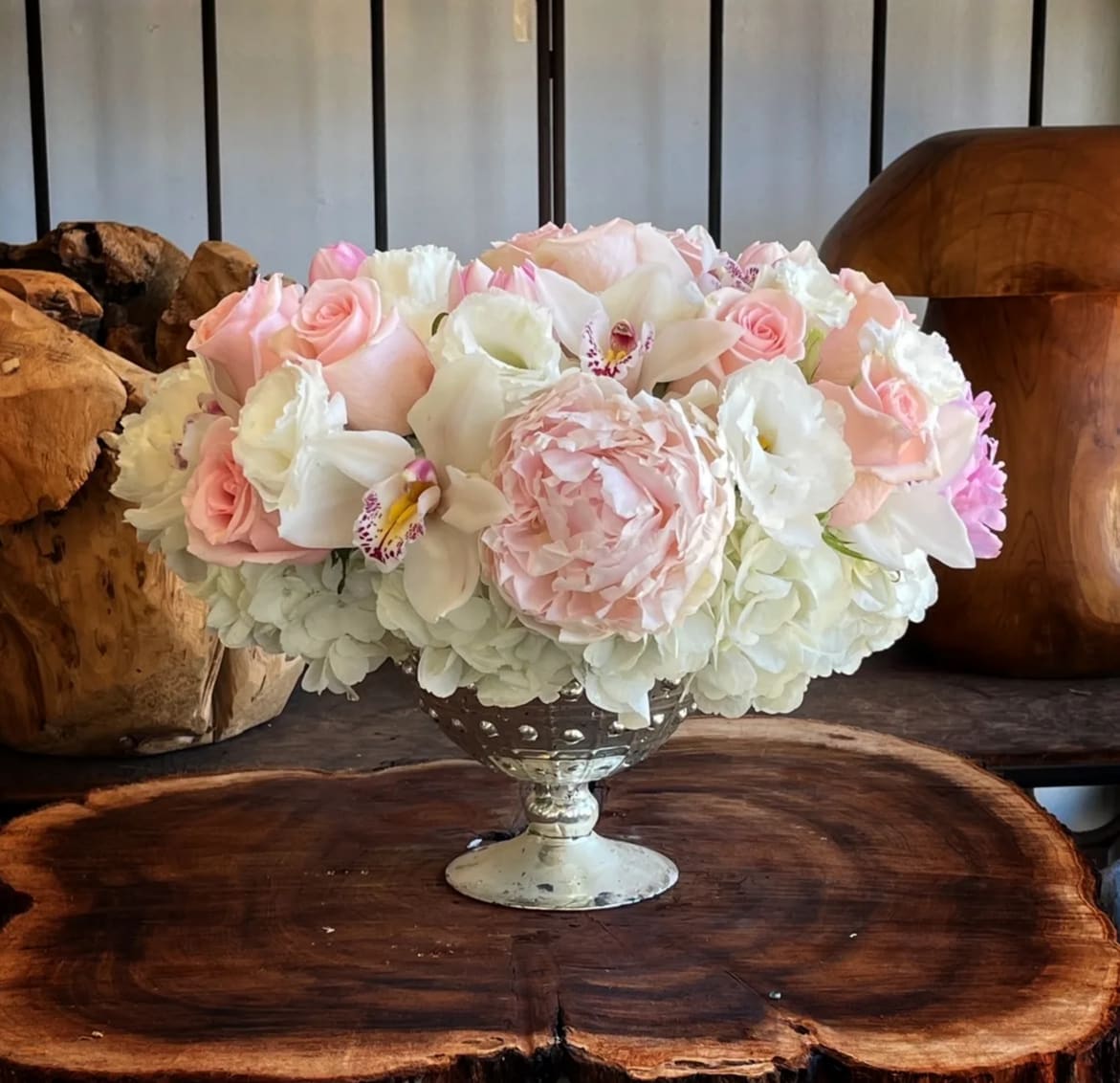Élysée - Premium Roses, Hydrangea, Tulips, Cymbidium Orchid...in center piece glass vase.