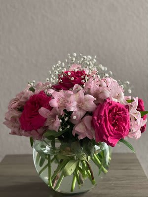 Pink roses and pale pink flowers in a clear glass vase