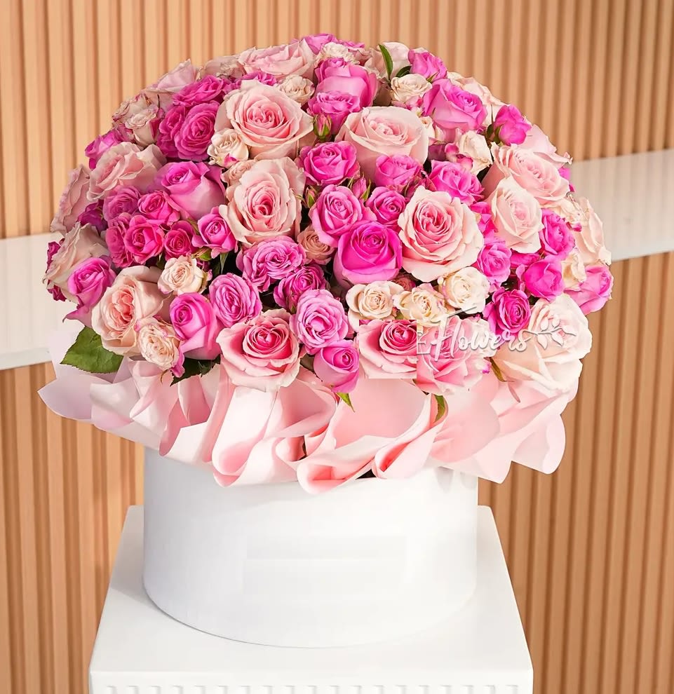 Large bouquet of pink and blush roses in a white round box