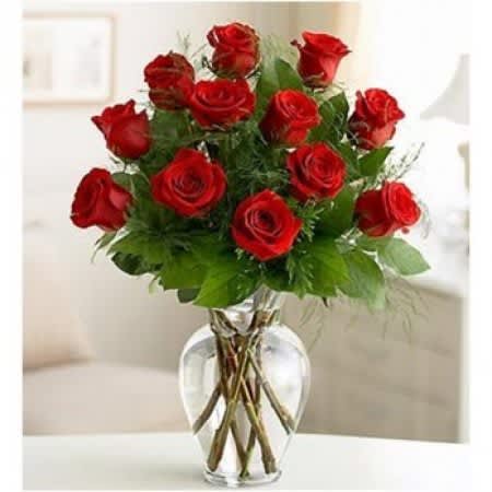 Bouquet of red roses in a clear glass vase