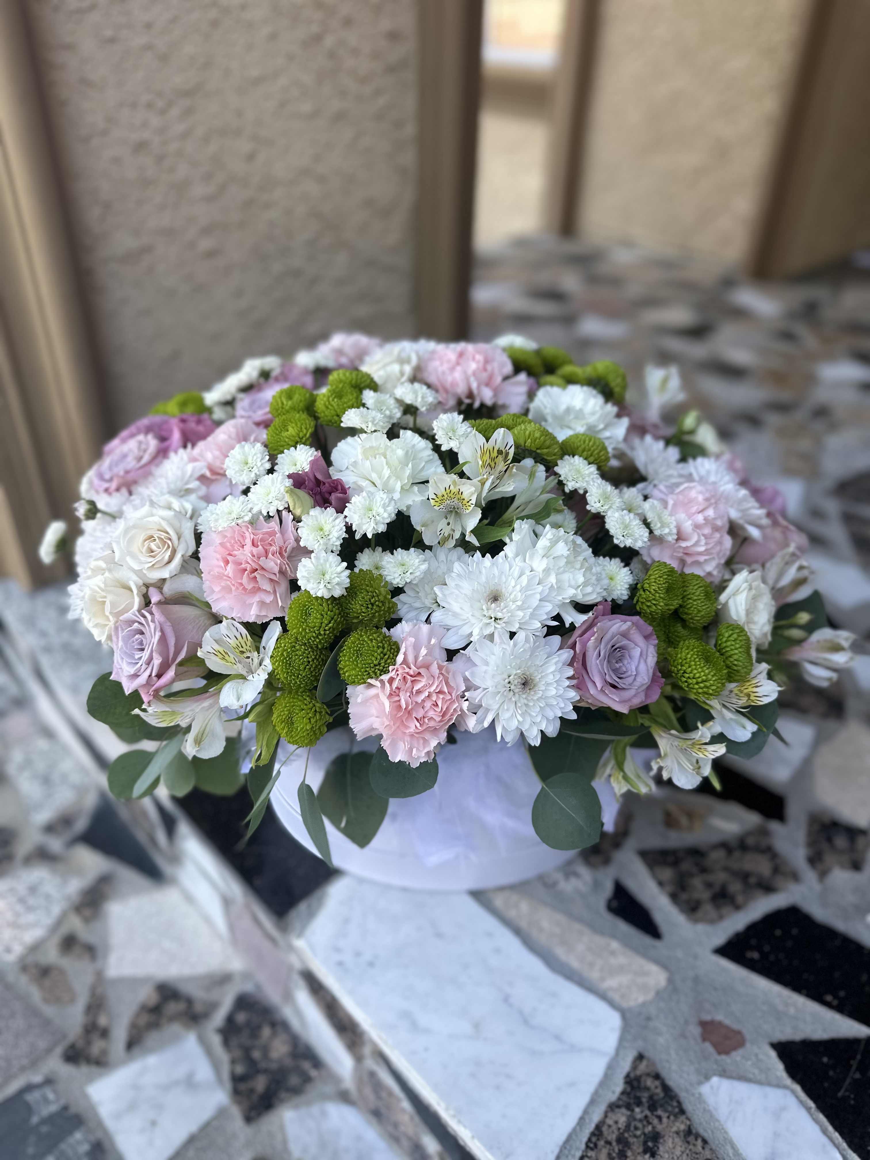 The freshness of the morning - A burst of nature’s energy, beautifully arranged in a stylish box. Every bloom feels like a breath of fresh air — filled with fragrance, color, and emotion.  Freshness, harmony, and care are reflected in every detail of this arrangement. Perfect for delighting, surprising, or simply saying “I’m thinking of you” without words. Flowers that inspire at first glance.